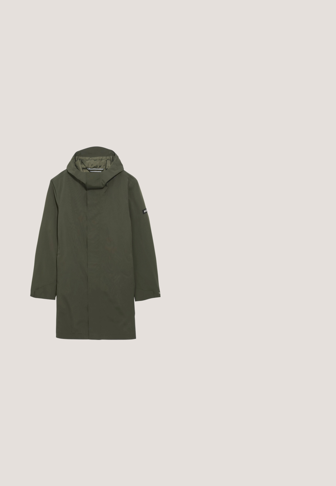 Imperméable vert olive avec un col haut et une capuche ajustable. Doté de manches longues, d'une fermeture éclair invisible sur le devant et de poches latérales. Tissu lisse et léger.; T-shirt thermique blanc à manches longues avec col rond et patte de boutonnage à trois boutons, présenté à plat sur fond clair.; Pantalons cargo vert olive en tissu doux, dotés de poches latérales, de manches de cheville élastiques et d'un design classique ajusté.; Botte cheville imperméable marron en cuir texturé, dotée d'œillets dorés, d'un bout rond et d'une semelle en caoutchouc texturé légère.; Sac bandoulière vert olive avec sangle réglable, fermeture à rabat avec boucle, poche latérale zippée et détail de logo à l'avant.; Ceinture en tissu tissé vert olive avec une grande boucle rectangulaire en métal brossé gravée de "PME LEGEND".