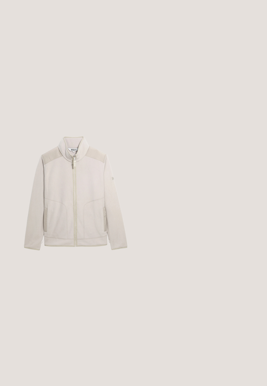 Veste en polaire beige clair avec un col haut, fermeture éclair et deux poches latérales. Présente des accents sur les épaules de couleur beige et des coutures contrastées.; Sweatshirt beige à manches longues, encolure ronde et motif à l'avant représentant un cavalier et des montagnes. Matière douce, coupe décontractée.; T-shirt écru à manches courtes avec col rond et petit logo "Guess" en cursive sur la poitrine gauche.; Pantalon beige avec une finition texturée, taille élastique, jambes droites et deux plis avant, avec un design ajusté.; Baskets en suède beige avec des accents noirs, bout rond, lacets noirs et une semelle en caoutchouc blanc contrastant. Design minimaliste, texture lisse.; Trousse de toilette marron de créateur avec motif monogramme, poche avant zippée et logo Guess doré sur fond blanc uni.