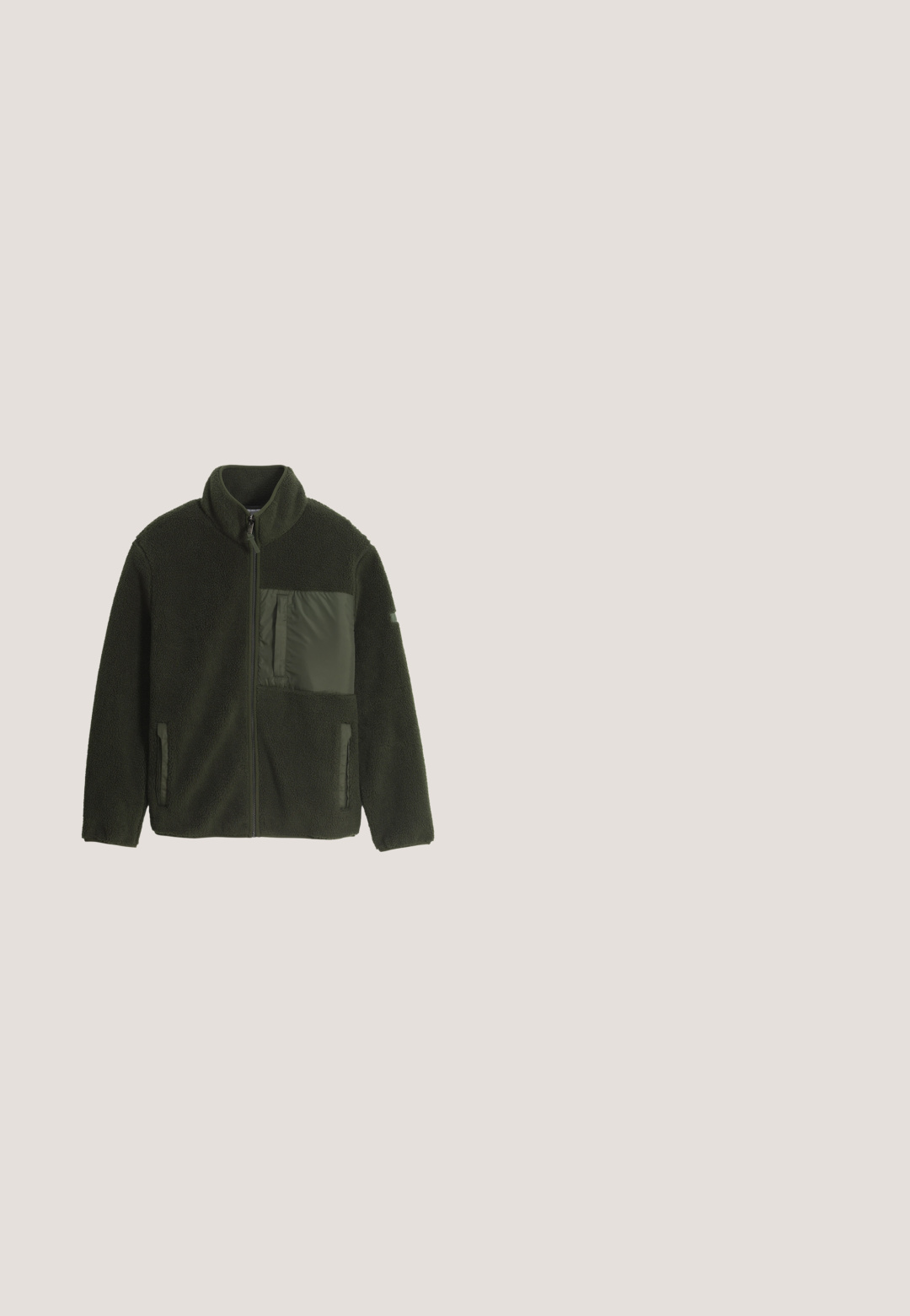 Veste polaire vert foncé avec fermeture éclair intégrale à l'avant, col haut, deux poches latérales basses et une poche en nylon sur la poitrine côté gauche.; Pull-over en polaire vert olive avec un panneau en nylon noir sur la poitrine. Il comprend un col montant, une fermeture éclair mi-haute et des poches latérales.; T-shirt gris foncé à manches courtes et col rond avec une petite étiquette noire près de l’ourlet inférieur sur le côté droit.; Pantalon cargo marron à coupe droite, avec deux poches latérales et une fermeture éclair. Fabriqué en tissu texturé avec une finition lisse.; Botte de randonnée montante marron avec bout renforcé noir, accents orange, semelle Vibram robuste, et lacets noirs et orange.; Sac à dos style tote vert foncé avec poche en mesh à l'avant, bretelles marron et sangle porte-clés noire avec clip.