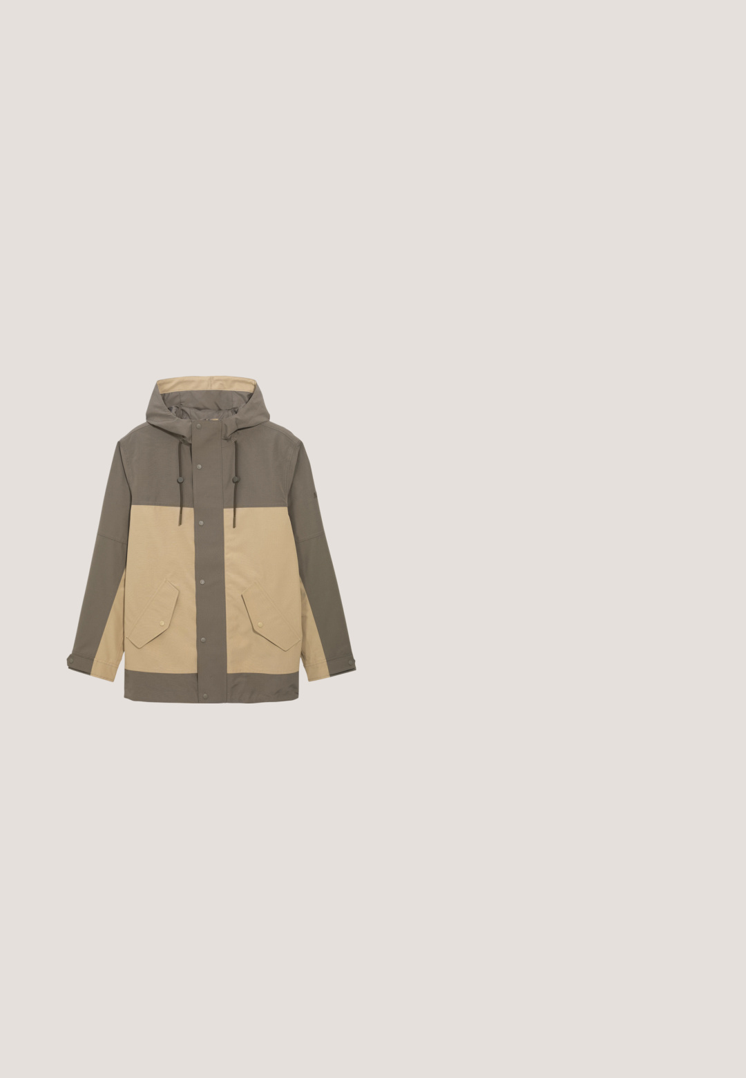 Herrejakke i beige og olivengrøn, med hætte, trykknapper, to frontlommer og en farveblokeret design. Fremstillet af tekstureret stof.; Teal fleece pullover med høj krave, front med fire knapper og en lynlåslomme på brystet. Har hvid kant langs kraven og ærmerne.; Langærmet skjorte i mørkegrå, lavet af blødt materiale. Har en rund halsudskæring og minimal syning. Etiketten siger "Cashmere Heat."; Khaki cargobukser med bæltestropper, lynlåslommer foran, sidelommer med trykknapper og lige ben.; Brun vandresko med et struktureret læderoverdel, sort gummitåhætte, forstærkede snørrebukser og en robust sål til godt greb.; Olivengrøn rulle-top rygsæk med forflap-lomme, metal spænde lukning, sidelommer og vævet top-håndtag.