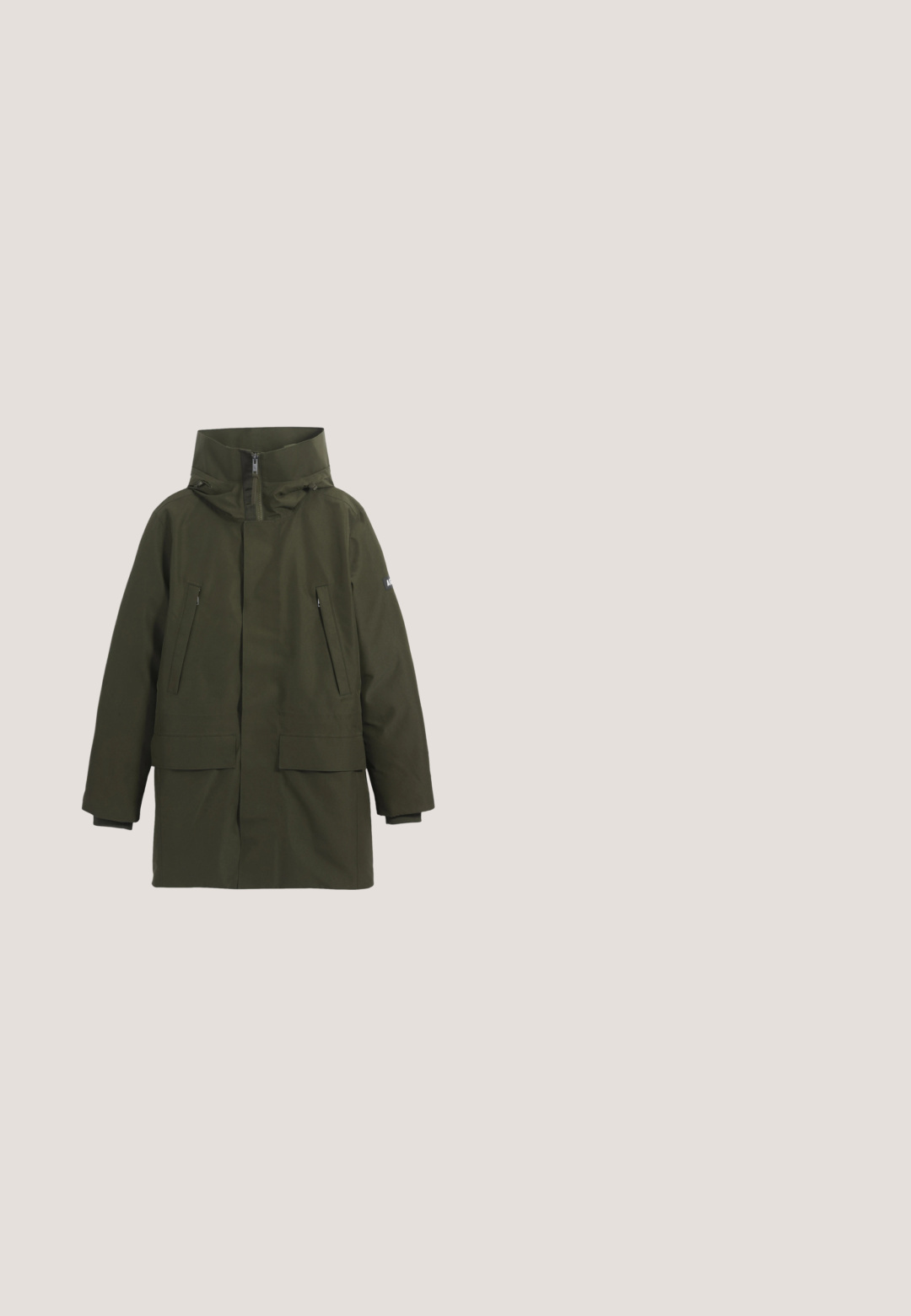Parka imperméable vert olive avec un col haut, des zippers sur le devant et de grandes poches latérales, présentant un design minimaliste et un tissu durable.; T-shirt henley à manches longues en tissu côtelé beige clair, avec un col en V, une patte de boutonnage à trois boutons et des manches à poignets. Étiquette logo rouge à l'ourlet.; Pantalons cargo vert olive avec une coupe droite, dotés de poches latérales, de fermetures éclair et d'un tissu en mélange de coton pour la durabilité.; Bottine de randonnée en cuir marron avec un bout arrondi, surface texturée, lacets jaunes et œillets en métal. Dotée d'une semelle en caoutchouc noir robuste.; Sac à dos à fermeture roulante vert foncé avec poche zippée à l'avant, sangle avec boucle noire et poignée noire sur fond uni.; Ceinture en tissu tissé vert olive avec une grande boucle rectangulaire en métal brossé gravée de "PME LEGEND".
