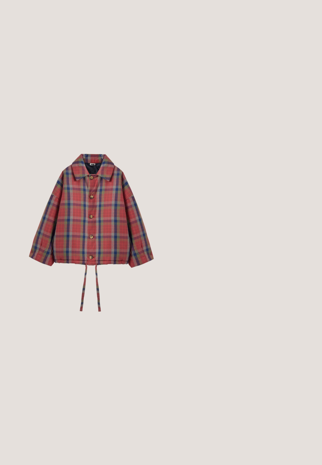 Veste à carreaux rouges et bleus avec un col, des boutons en bois, des manches larges et un bas resserré avec des liens.; T-shirt en coton pêche pâle avec col et manches côtelés bordeaux. Présente des designs brodés incluant des plantes et un cheval.; Pantalons en velours côtelé rose clair à jambe droite avec passants de ceinture, fermeture à bouton devant et sans poches visibles.; Baskets en daim rose avec des lacets crème, texte blanc "C P H STUDIOS" sur le côté, et une semelle en caoutchouc translucide couleur gomme. Design bas et arrondi.; Sac à bandoulière en daim rose avec fermeture éclair dorée et petit logo de marque doré, avec des détails de lanière nouée sur un fond clair uni.; Boucles d'oreilles créoles en or de forme arrondie, ornées d'accents en pierre rose et d'une surface texturée, maintenues par une fermeture à tige et papillon.
