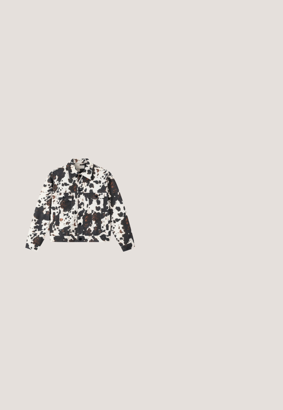 Veste en jean à imprimé vache noir et blanc avec fermeture boutonnée sur le devant et deux poches poitrine à rabat sur fond blanc.; T-shirt surdimensionné gris-noir tie-dye avec un texte graphique rouge "THUG LIFE" dans une police inspirée des flammes sur la poitrine. Manches courtes, col rond.; Jean à jambes larges avec motif zèbre noir et blanc, équipé de poches avant, passants pour ceinture et une fermeture à bouton.; Botte en cuir noire montante jusqu'au genou avec talon bloc épais, détail d'anneau argenté sur la sangle de cheville et accent métallique sur le côté du talon.; Lunettes de soleil aviateur noires oversize avec des verres teintés foncés, affichées sur fond blanc.; Sac à main en cuir noir avec des clous argentés, des panneaux texturés, une fermeture éclair et une seule bandoulière. Design doux et rond avec des accents.