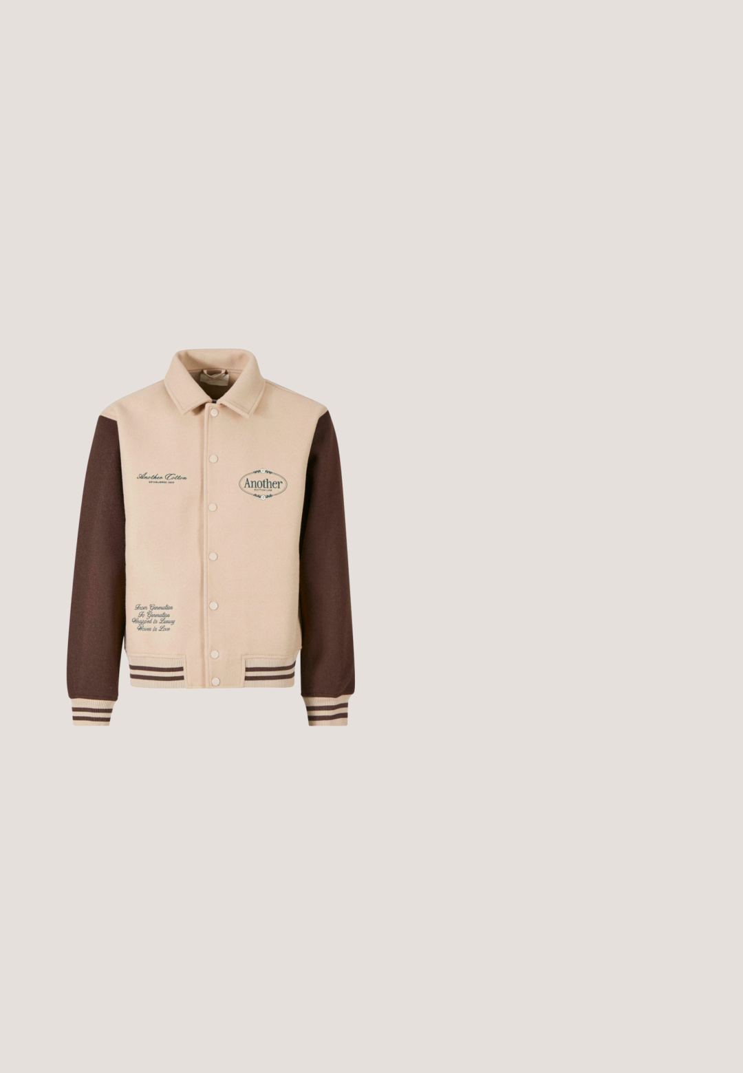 Beige og brun jakke med knapfront, krave, broderet tekst og stribede manchetter. Fremstillet af blødt stof, med dekorative lapper.; Beige pullover hoodie lavet af blødt stof, med en frontlomme, ribbede manchetter og en justerbar snor i hætten. Subtil marblert tekstur.; Beige bomulds t-shirt med blå ribbet rund hals og oversized pasform, med stort hvidt og blåt "KARL KANI" grafik og fugledesign.; Beige plisserede bukser med lige ben-design, lavet af glat stof, med en knaplukning og løkker til bælte i taljen.; Beige sneakers med skulptureret, mønstret syntetisk overdel og suede detaljer. Har snørebåndslukning, tyk gummisål og sort brandingdetalje.; Brun syntetisk toilettaske med mønster af logoer over det hele, lynlåslommer og et sidehåndtag. Har et trekantet brandlogo.