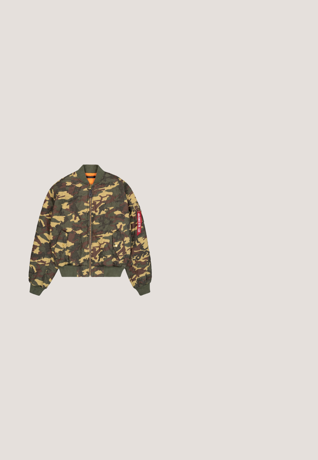 Veste bomber camouflage avec des motifs verts, bruns et jaunes. Elle est dotée d'une fermeture éclair à l'avant, de poignets côtelés et d'une doublure intérieure orange.; Dropsize HEAVY  - Sweat à capuche - taupe; Chemise olive verte à manches courtes en mélange de coton. Dotée de deux poches poitrine, d'une fermeture à boutons et de patches sur les épaules. Texture lisse.; Pantalons cargo verts déperlant avec plusieurs poches zippées, poignets ajustables et un tissu durable. Présente un patch logo à l'avant.; Botte tactique marron avec un dessus en suède et textile, fermeture à lacets, col rembourré et semelle en caoutchouc robuste pour une meilleure traction.; Brandit US COOPER EVERYDAYCARRY-SLING - Sac bandoulière - blizzard camo