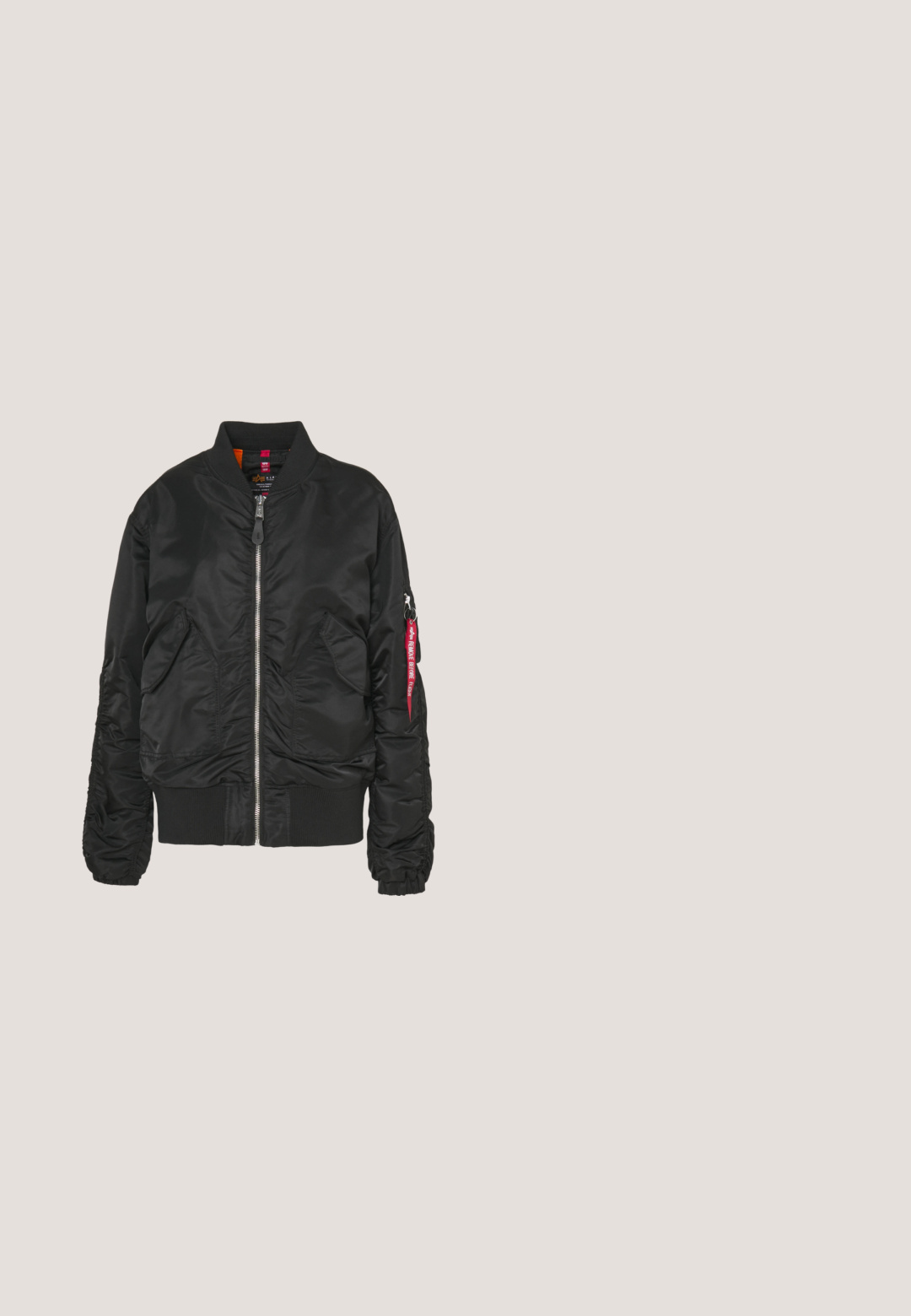 Zwarte bomberjack met een ritssluiting aan de voorkant, twee voorflapzakken, ribgebreide manchetten en onderkant, en een ritssluiting op de mouw met een rode "Remove Before Flight" tag.; Zwarte sweatshirt van katoen, met een witte "Levi's" logo in een sterrenontwerp. Ronde hals en ribgebreide manchetten en zoom.; Lichtblauwe denim jeans met wijde benen, met voorzakken, riemlussen en een knoop- en ritsluiting.; Zwarte leren enkellaarzen met een gestructureerde afwerking, ronde neus, vetersluiting aan de voorkant en een dikke rubberen zool met een trekband aan de achterkant.; Zwarte suède tote bag met een zachte textuur, voorzien van een enkele schouderriem en een afneembare crossbody-riem. Open, ongestructureerd ontwerp.; Twee paar zilveren oorbellen: een paar dikke, gladde creolen en een paar kleine oorknopjes met gebogen staven en druppelvormige hangers.