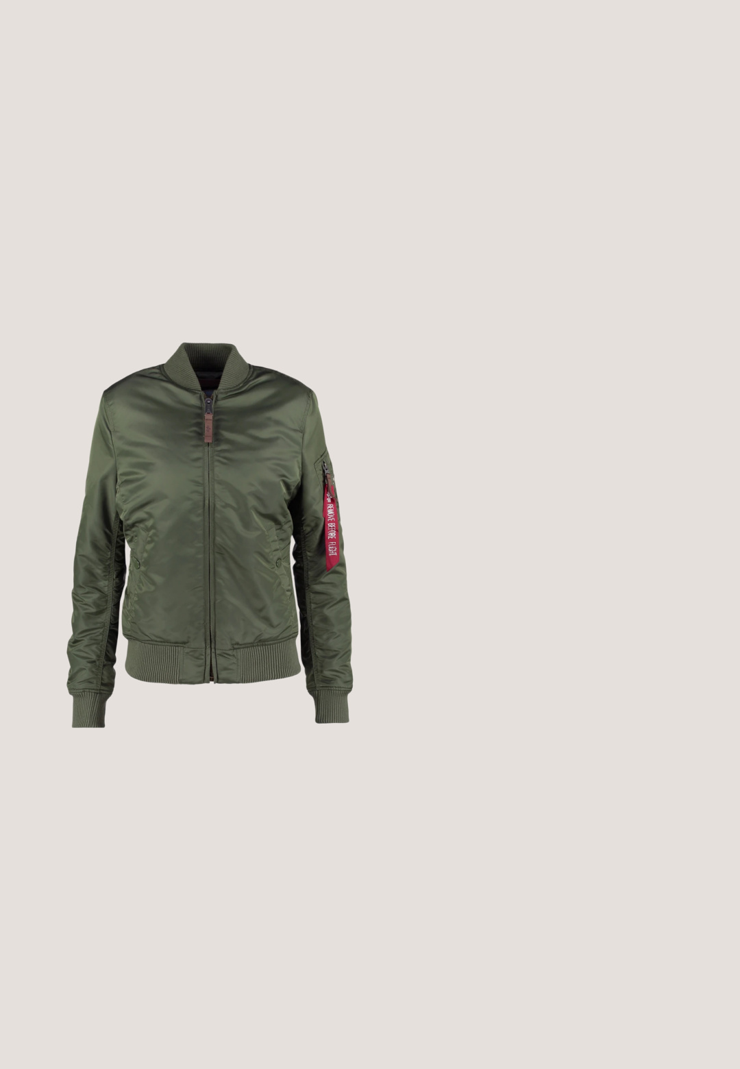 Alpha Industries Bomberjacke - sage green; Gekürzte Kapuzenjacke in dunklem Tarnmuster, mit Kordelzugkapuze, langen Ärmeln und elastischem Saum. Hergestellt aus weichem, strukturiertem Stoff.; Olivgrünes Neckholder-Cropped-Top mit dünnen, hinten zu einer Schleife gebundenen Trägern, ärmellos und figurbetont.; Tarnleggings mit einem taillierten Design, ausgestattet mit Netzpaneelen an den Knien und Hüften. Hergestellt aus dehnbarem Stoff in Grün- und Schwarztönen.; Hoher Kampfstiefel mit dicker Sohle, olivgrünem und camouflage Stoff, seitlichem Reißverschluss, Schnürsenkeln und einem Riemen mit "BUFFALO" Text um den Knöchel.; Übergroße Aviator-Sonnenbrille mit transparenten gelben Rahmen und dunklen Verlaufsgläsern, von vorne vor weißem Hintergrund gezeigt.