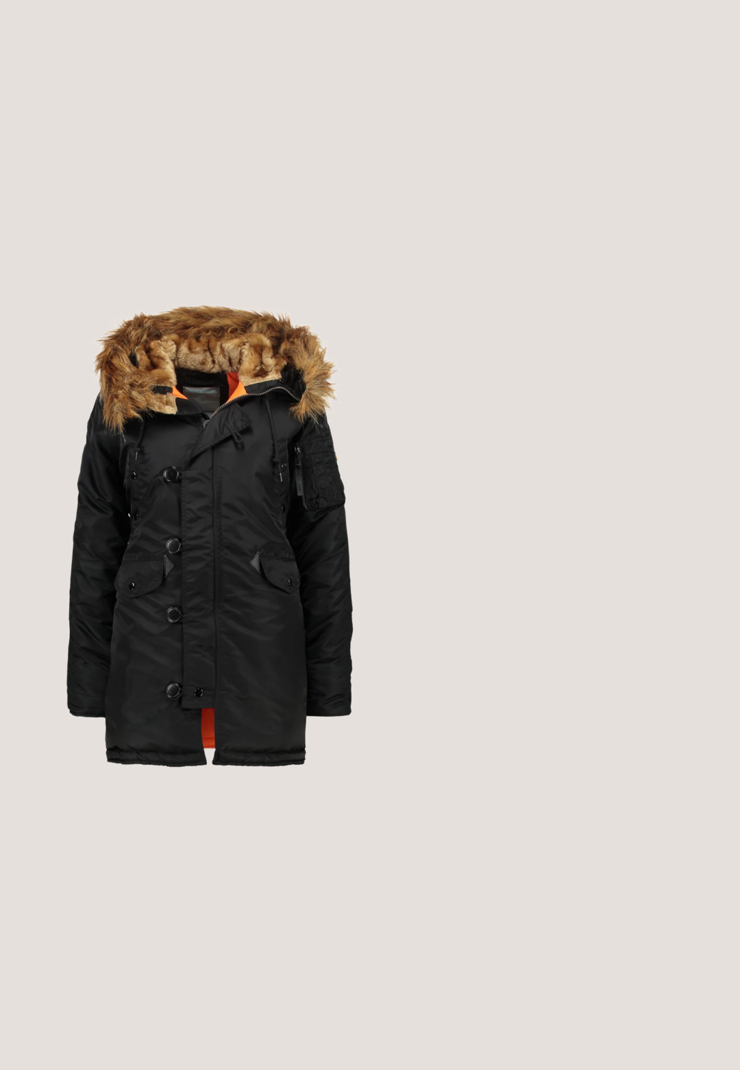Parka negra aislada con capucha forrada de piel sintética, interior naranja, cierres a presión y múltiples bolsillos frontales. Cuenta con cordones ajustables.; Suéter de cuello alto trenzado en blanco y negro con un patrón de cable texturizado, que presenta un cuello de canalé y una pequeña etiqueta de marca en el dobladillo.; Camiseta negra de manga larga hecha de algodón suave. Presenta un escote redondeado, un diseño ajustado y sin patrones o acentos visibles.; Vaqueros skinny negros de denim con una textura suave. Presentan un cierre frontal de botón y cremallera, cinco bolsillos y un ajuste elegante.; Botín de cuero negro hasta el tobillo con puntera redondeada, forro de piel suave y correa lateral con una hebilla de metal. Cuenta con una suela de goma texturizada.; Bolso de tela marrón con textura, asa naranja y correa de hombro naranja desmontable, con un bolsillo delantero y una etiqueta de marca blanca.