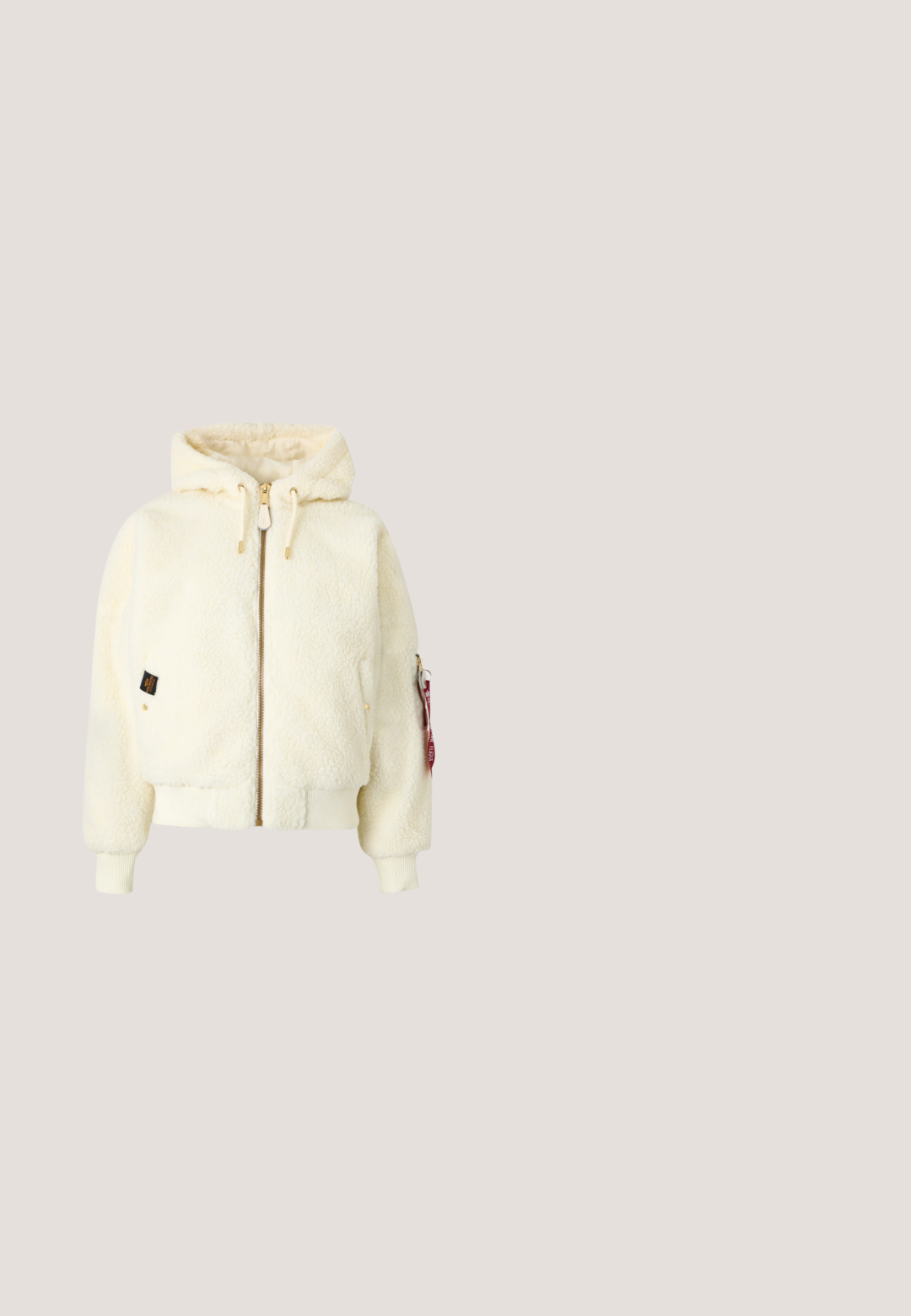 Chaqueta de forro polar cremosa con cremallera y capucha, puños y dobladillo acanalados, bolsillos frontales y una etiqueta de tela roja en el bolsillo con cremallera de la manga izquierda.; Camiseta blanca con rayas horizontales azules, de manga corta, un corte relajado y un bordado de flamenco rosa en el lado izquierdo del pecho.; GAP Pantalones deportivos - oatmeal heather; Zapatillas de color beige claro que combinan materiales de ante y malla. El diseño incluye un logotipo blanco prominente y acentos grises. Suela de goma.; Bolsa de tote acolchada en beige con un patrón de cuadros marrones. Cuenta con dos asas acolchadas y una etiqueta blanca con "MADS NØRGAARD COPENHAGEN."; Pendientes de aro en oro y plata con un acabado metálico mixto, que presentan un diseño curvado y suave, y un cierre sin costuras.