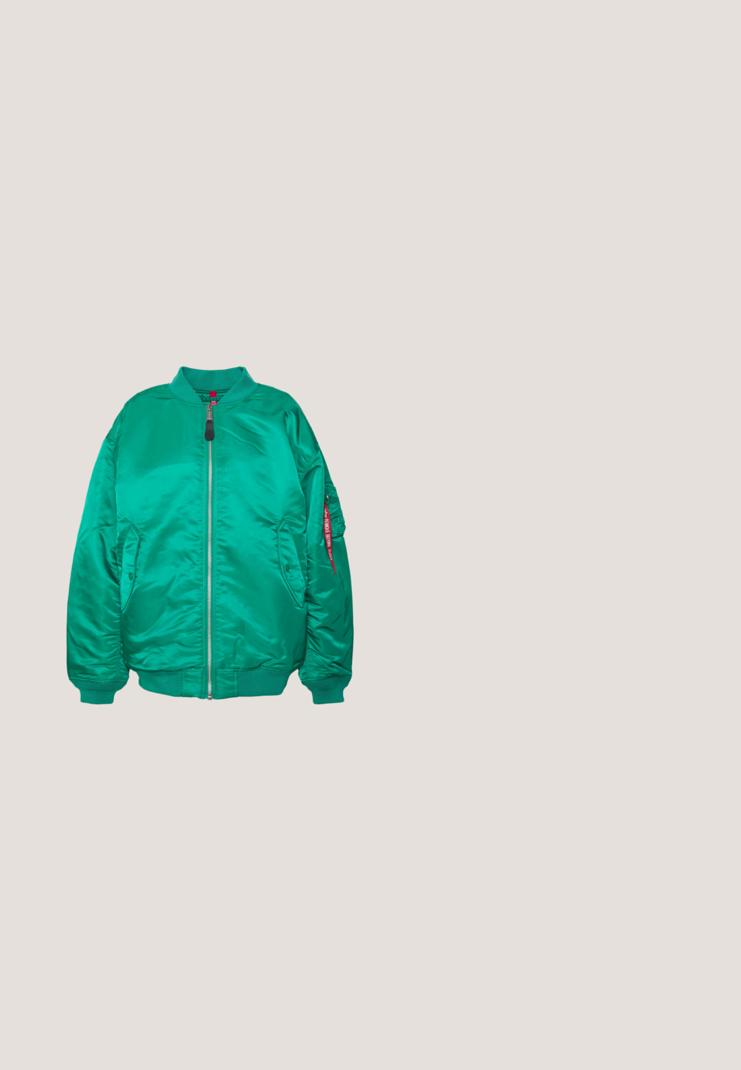Πράσινο bomber jacket φτιαγμένο από γυαλιστερό, λείο υλικό. Μπροστινό φερμουάρ, ριμπ μανσέτες και πλαϊνές τσέπες. Διαθέτει κόκκινη ετικέτα στο μανίκι.; Κοντομάνικο πουκάμισο σε ανοιχτό κίτρινο χρώμα με κατακόρυφες πράσινες και παστέλ ρίγες. Διαθέτει δύο τσέπες στο στήθος και ένα λογότυπο στην αριστερή τσέπη.; Τζιν με ψηλή μέση και ίσια γραμμή σε ανοιχτό μπλε χρώμα, με κουμπί μπροστά, φερμουάρ και πεντάτσεπη σχεδίαση.; Γκρι Nike Air Force 1 αθλητικό παπούτσι με πορώδη μύτη, λεία δερμάτινη επάνω επιφάνεια, χοντρή σόλα και ανάγλυφη λεπτομέρεια 'AIR' στην φτέρνα.; Οβάλ γυαλιά με μεταλλικό ασημί σκελετό, διαφανείς φακούς και ανάγλυφες περλίτσες στις βραχίονες. Ελαφριά σχεδίαση με καμπύλα άκρα.; Χρυσά κρίκοι σκουλαρίκια με ομαλό, στρογγυλό σχήμα και γυαλιστερή φινέτσα. Διαθέτουν πορτοκαλί λεπτομέρειες στο πίσω μέρος για ασφαλή στερέωση.