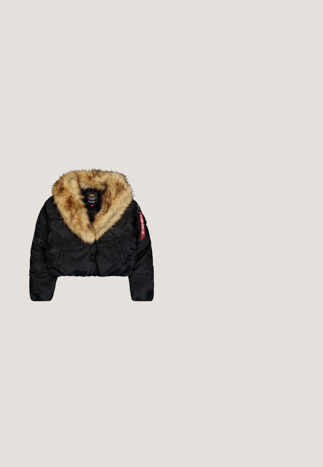 Korte zwarte jas met een grote tan nepbont kraag, voorzien van knopen aan de voorkant, zijzakken en een rode logo-tag op de mouw.; Zwarte hoodie met een voorzak, ribgebreide manchetten en onderrand. Kenmerkt zich door een wit "pegador"-logo op de borst. Gemaakt van zachte stof.; Witte korte mouw T-shirt met ronde hals en rode cursieve tekst "Pegador" op de linkerborst, weergegeven tegen een witte achtergrond.; Zwarte cargobroek met een wijd gesneden ontwerp, elastische tailleband met een riem, en twee grote zijzakken voor opslag.; Zwarte stevige sneakers met een glad leren bovenwerk, verhoogde zool met golvende patronen en veters voor een veilige pasvorm. Merken op de tong.; Zwarte cilindervormige schoudertas met verstelbare riem, blauwe ritstrekkers en voorlabel met de tekst "KARL LAGERFELD JEANS" tegen een witte achtergrond.