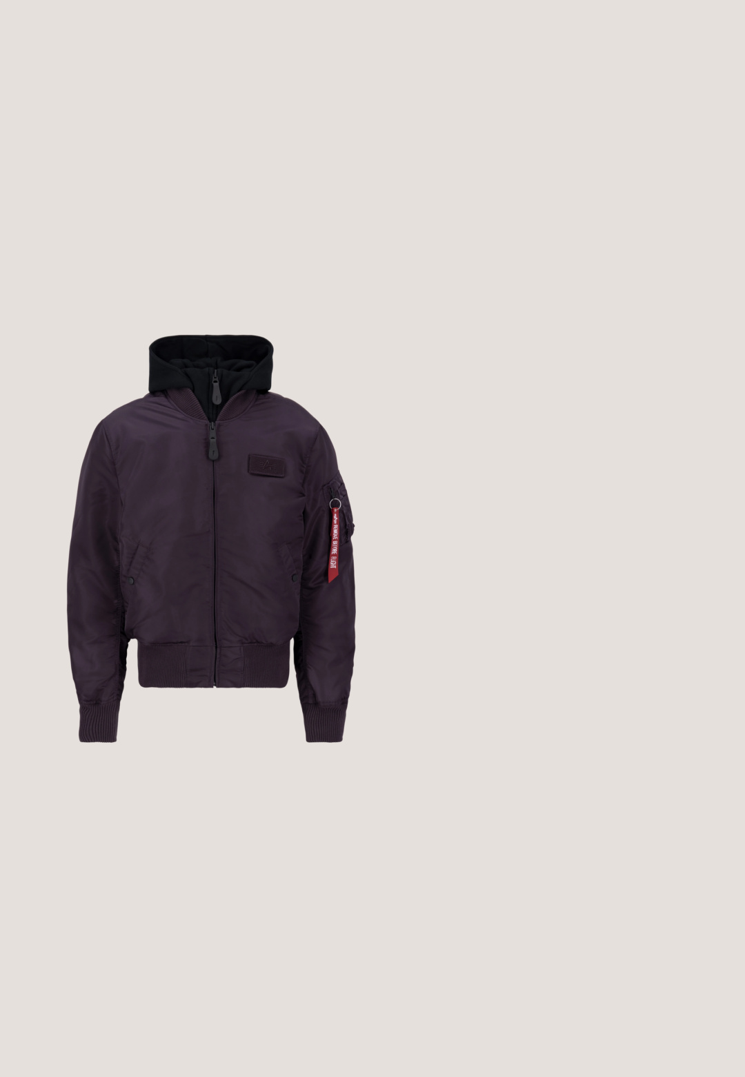 Bomberjakke i mørk lilla med sort hætte, frontlynlås, rillede manchetter og kant, samt et mærke og en nøglering som accent på ærmet.; Sort sweatshirt med høj krave, front lynlås, hvid "JORDAN" tekst og en logo-patch på brystet. Blødt stof og ribstrikkede manchetter.; Lilla bomulds T-shirt med korte ærmer, der har et dristigt grafisk design. Inkluderer "Nike" i gult inden i en lyserød virvel og tekst accenter.; Camouflage cargobukser i grøn og beige, med to sidelommer, lynlås og knaplukning, lavet af robust bomuldsstof.; Sort og blå atletiksko med hvidt logo, svævende over en rosa-lignende stensurface med en grå betonbaggrund.; Sølv kædedesign med sammenkoblede led, der har en glat, poleret overflade og en sikker lås. Tykt, metallisk design.