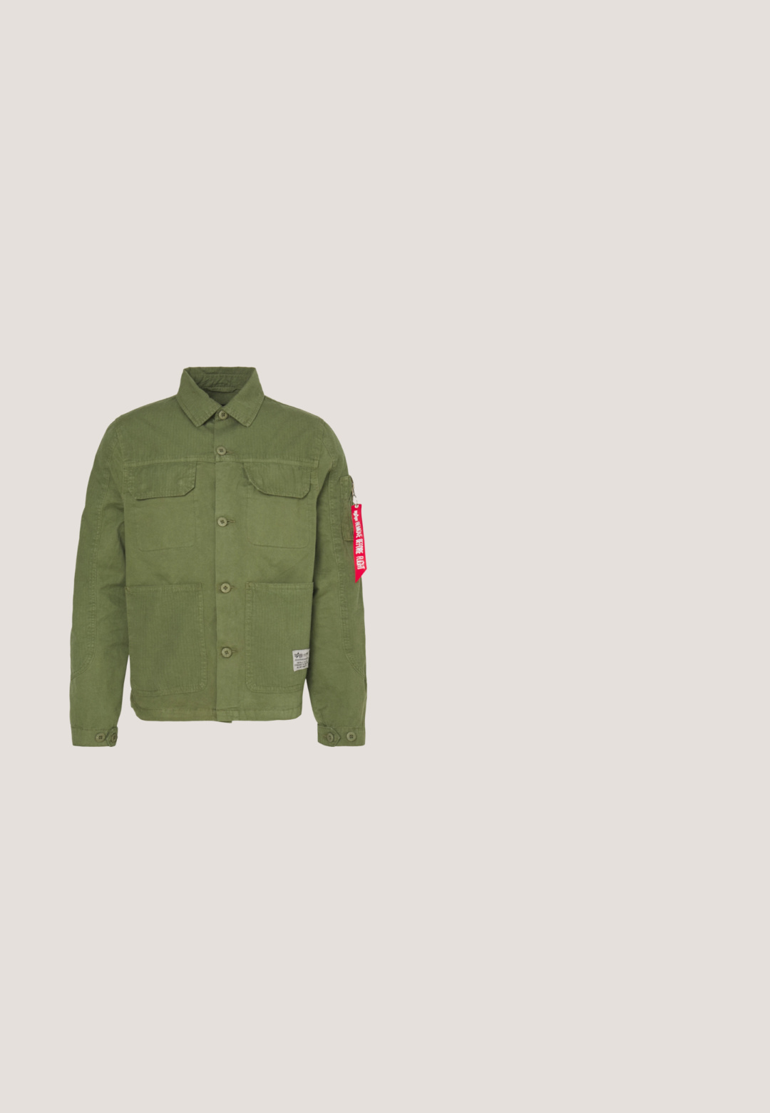 Groene katoenen jas met twee voorzakken, knoopsluiting en een rood stoffen label op de mouw. Heeft een kraag en schouderdetails.; Korte mouwen groene katoenen shirt met knoopsluiting, twee borstzakken en een klein label op de linkse zak. Effen, geen patronen.; Next STRETCH - Broek - dark sand; Bruine leren enkellaarzen met een strakke vormgeving, voorzien van een eenvoudige vetersluiting, een ronde neus en een rubberen zool. Soepele textuur met gestikte accenten.; Bruine canvas rolltop rugzak met leren banden, voorvak met ritssluiting, zijvak en leren bodem, geïsoleerd op een witte achtergrond.; Bruine leren riem met een zilverkleurige rechthoekige metalen gesp en meerdere verstelgaatjes, los opgerold op een witte achtergrond.