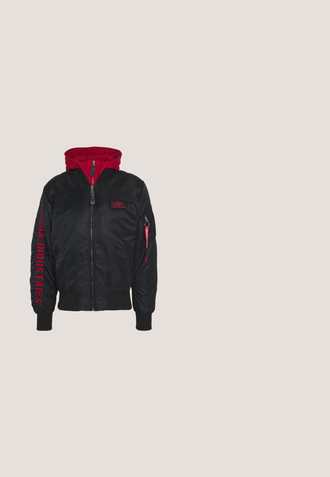 Sort bomberjakke med rød hætte, der har "Alpha Industries" logo i rødt på ærmet, lynlås-lommer og ribbede manchetter og kant.; Hættetrøje i lys grå med cremefarvede detaljer på ærmerne. Har en blød tekstur og afslappet pasform med ribbede manchetter og kant.; Urban Classics SMALL EMBROIDERY  - T-shirts basic - black; Sorte cargo bukser lavet af slidstærkt stof, med flere sidelommer, afslappet pasform og justerbare ankelstropper.; Lysegrå og hvide atletiske sneakers med mesh- og ruskindspaneler, snørelukning, polstret sål og trækflapper på tunge og hæl.; Sort nylon crossover taske med hvid tekst og branding, der har en lynlåslomme og justerbar rem. Firkantet form med glat struktur.