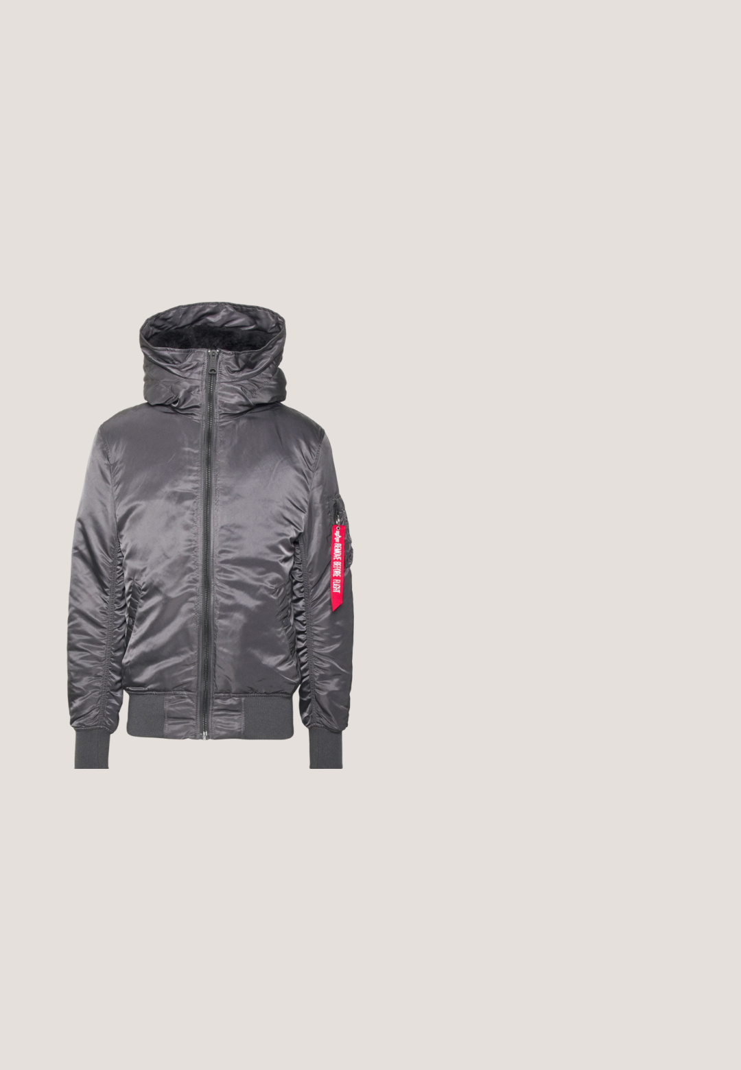 Schwarze Bomberjacke mit Reißverschluss, hohem Kragen, gerippten Bündchen und Saum; verfügt über ein sichtbares Logo-Patch und ein angenähtes rotes Etikett.; Schwarzer Hoodie mit weiß-schwarz gemusterter Kapuzenfütterung, markanten Kordeln, Fronttasche und Reißverschlusstasche am Ärmel mit rotem Etikett.; Weißes Baumwoll-T-Shirt mit einem grafischen Druck von engelhaften Figuren, schwarzer Schrift und einem lila Farbverlauf-Design. Der Text enthält philosophische Zitate.; Khaki Cargo-Hosen aus Baumwolle, mit einem elastischen Bund und Kordelzug, seitlichen Taschen und elastischen Bündchen.; Schwarze hoch geschnittene Schuhe aus strukturiertem Leder, mit einer dicken Gummisohle, Schnürung vorne und einem kleinen Logodetail an der Seite.; Kompakte schwarze und graue Camouflage-Taktik-Slingtasche mit mehreren Reißverschlussfächern und verstellbarem, gepolstertem Schultergurt.