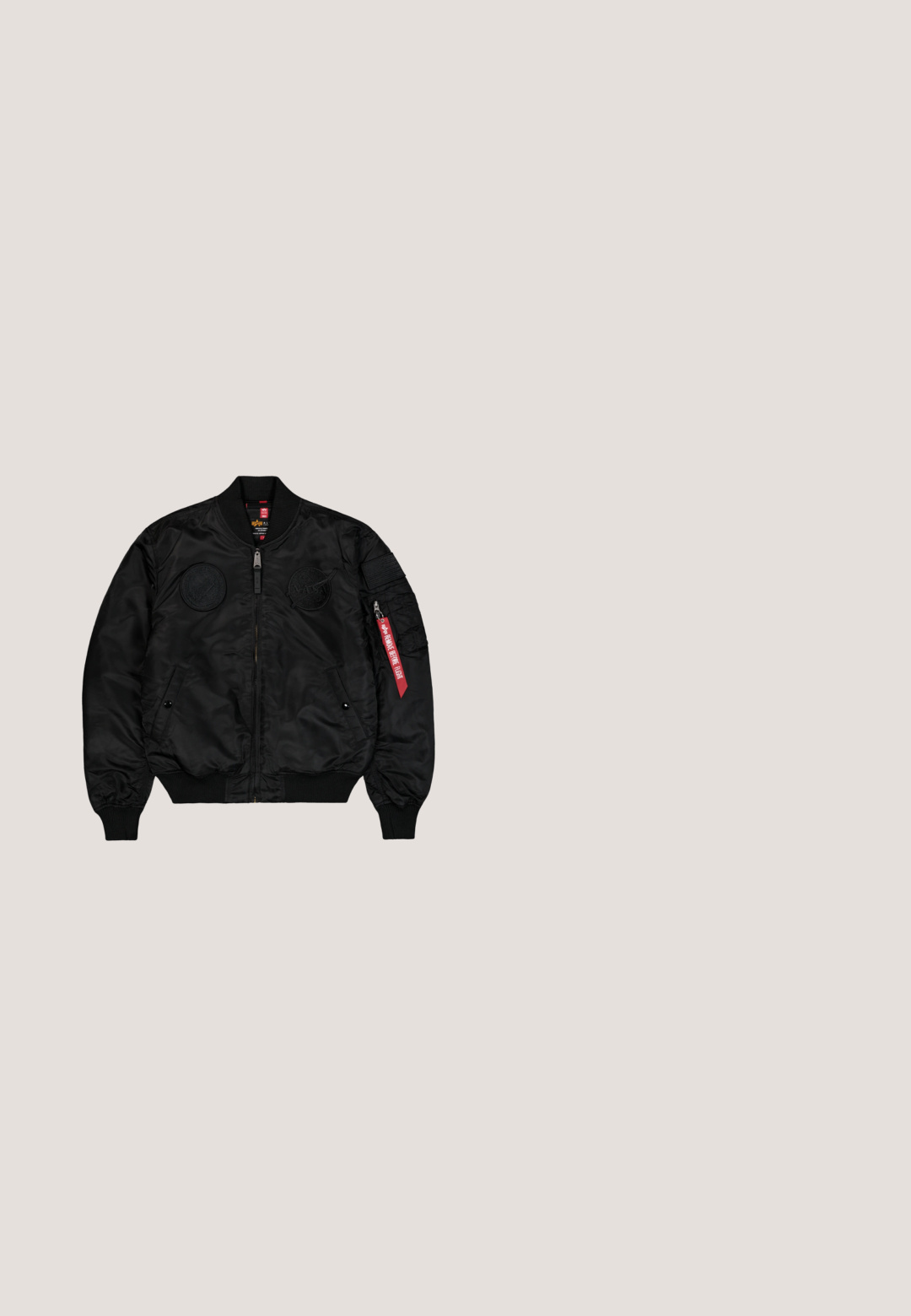 Schwarze Bomberjacke mit gerippten Bündchen und Saum, zwei runde Patches auf der Brust, Reißverschlusstasche am Ärmel mit rotem "Remove Before Flight"-Anhänger.; Schwarzes Baumwoll-T-Shirt mit großem grafischen Design in Rottönen, Ketten und einem Schädelsymbol. Kurze Ärmel mit worn-out Details.; Dunkelgrüne Cargo-Shorts aus strapazierfähigem Material, mit mehreren Seitentaschen, einem Kordelzugsaum und einem roten Etikettakzent.; Schwarze Stiefeletten mit einer Kombination aus glänzendem Leder und Canvas, verstellbaren Schnürsenkeln, seitlichem Reißverschluss und einer strukturierten Sohle.; Aviator-Sonnenbrille mit Metallrahmen, dunkel getönten Gläsern und schwarzen, gebogenen Bügeln auf weißem Hintergrund.; Diesel Ring - silver-coloured