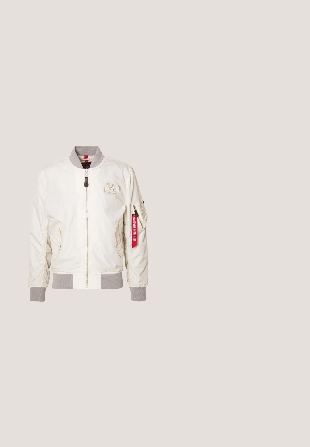 Veste bomber beige clair en nylon, avec des poignets côtelés et un col gris. Fermeture à glissière avec une poche latérale et un détail de tag rouge.; Sweat à capuche zippé marron clair avec poches frontales et manches longues présenté sur fond blanc.; T-shirt simple beige clair à manches courtes avec col rond et petite étiquette de marque noire à l'ourlet inférieur sur fond blanc.; Pantalons jogger gris clair en tissu doux avec une taille élastique, cordons de serrage noirs, poches latérales zippées et poignets côtelés aux chevilles.; Baskets blanches avec une tige en cuir lisse, bout rond, six œillets, lacets plats et semelle en caoutchouc texturé. Marquage minimal sur le côté.; Sac bandoulière triangulaire noir avec poche zippée à l'avant, avec le logo Calvin Klein et une sangle réglable.