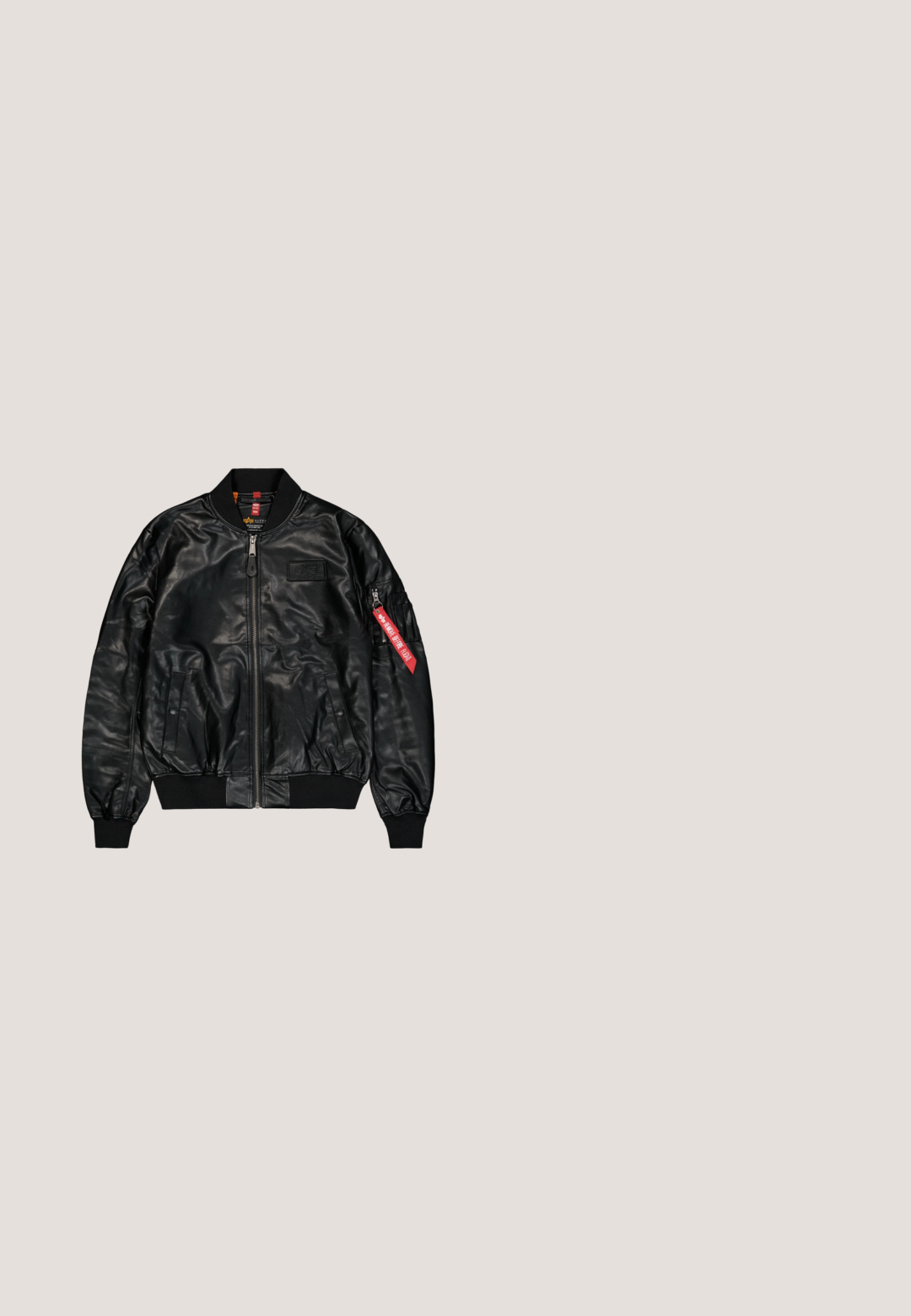 Veste bomber en cuir noir avec fermeture éclair à l'avant, poignets et ourlet côtelés, et une étiquette en tissu rouge sur la manche gauche avec un détail de poche.; T-shirt en coton noir avec logo "DIESEL" rouge et texte "DENIM DIVISION". Manches courtes, col rond, texture lisse, coupe décontractée.; Shorts noirs longueur genou avec fermeture par boutons, passants pour ceinture et un design simple sur fond clair.; Harley Davidson BROCKMAN WATERPROOF - Bottines de cowboy / motard - black; Lunettes de soleil noires surdimensionnées avec des verres gris dégradés, dotées d'une monture robuste, d'accents argentés sur les branches et d'une forme rectangulaire.; Diesel Bague -  silver- coloured