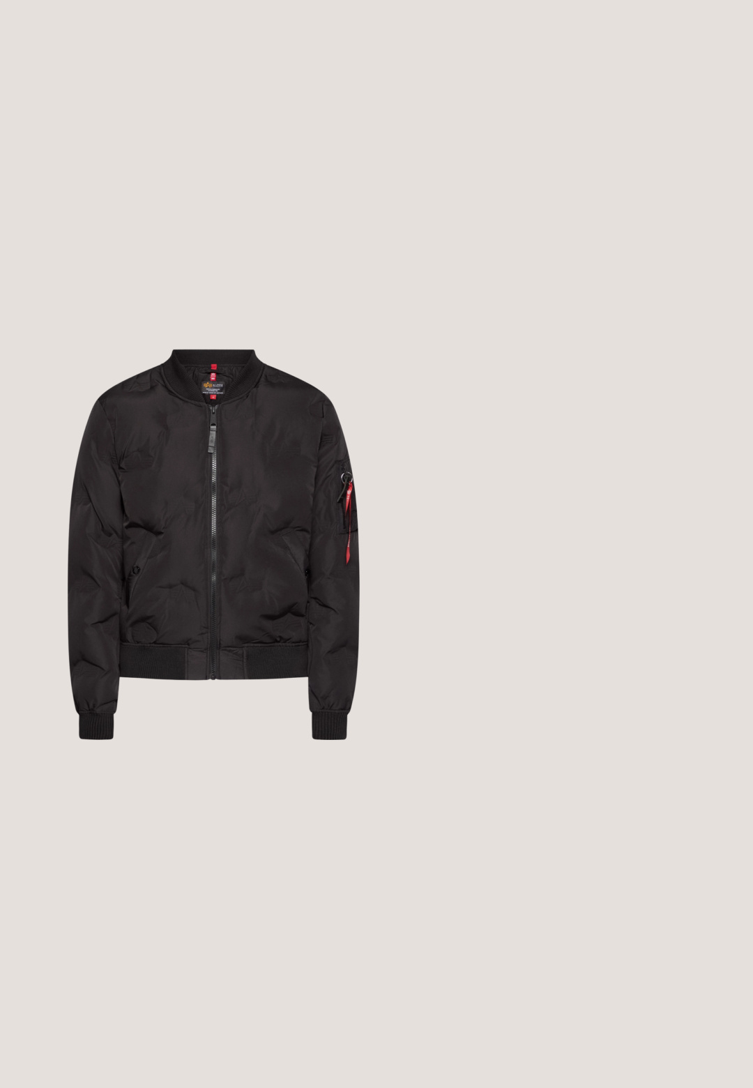 Schwarze Bomberjacke mit Reißverschluss vorne, gerippten Bündchen und Saum sowie einer Seitentasche mit einem roten Reißverschlussanhänger. Glattes, leichtes Material.; Weißes Baumwoll-T-Shirt mit rundem Ausschnitt und kurzen Ärmeln, im klassischen Schnitt und mit glatter Textur. Keine sichtbaren Muster oder Hardware.; Helle blaue weit geschnittene Jeans aus Denim. Mit hoher Taille, Knopfverschluss und klassischem Five-Pocket-Design. Glatte Textur.; Weiße Leder-Sneaker mit schwarzen Wildlederelementen; verfügen über eine Gummisohle, eine runde Spitze und ein klassisches Schnürdesign. Seitliches Logo in Schwarz.; Silberne Kettenhalskette mit ineinandergreifenden Gliedern, glatter Textur und einheitlicher rechteckiger Form. Sicherer Verschluss.; Schwarzer Stoffgürtel mit strukturiertem Finish, ausgestattet mit einer rechteckigen schwarzen Metallschnalle. Die Schnalle ist mit dem Branding "Urban Classics" verziert.