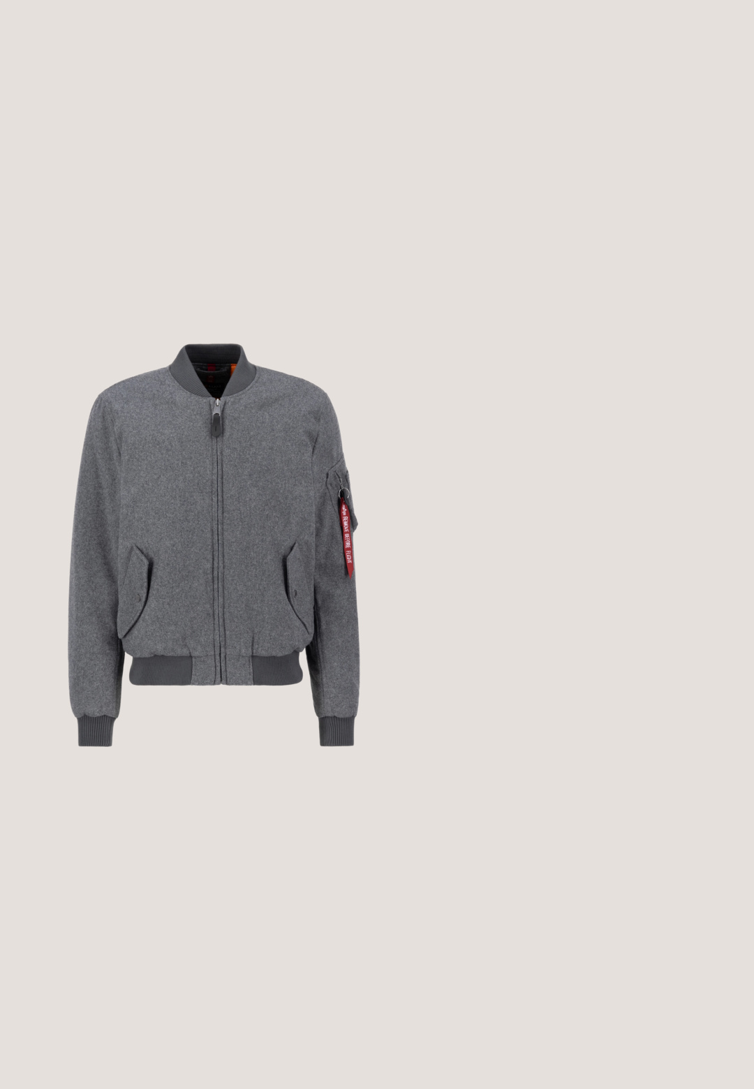 Veste bomber grise en tissu mélangé laine. Dotée de poignets et d'un ourlet côtelés, d'une fermeture éclair sur le devant et d'une poche sur la manche avec un détail de tag rouge.; T-shirt en coton noir avec col rond, manches courtes, et une petite étiquette colorée sur la poitrine gauche avec le mot "SUPERIOR."; Jean bleu à coupe droite avec poches avant et arrière, fermeture par bouton et zip, et légère décoloration aux cuisses et aux genoux.; Chaussure de sport en cuir noir et mesh avec des accents gris et rouges, et une unité d'air visible. Dispose d'un laçage avant et de panneaux latéraux texturés.; Lunettes de sport avec une monture rectangulaire brune slim et des verres dégradés jaune-bleu, dotées d'un pont nasal prononcé et de repose-tempes texturés.; Sac messager noir avec motif géométrique embossé, matériel en métal argenté, fermeture zippée et bandoulière réglable. Fabriqué en matériau synthétique texturé.