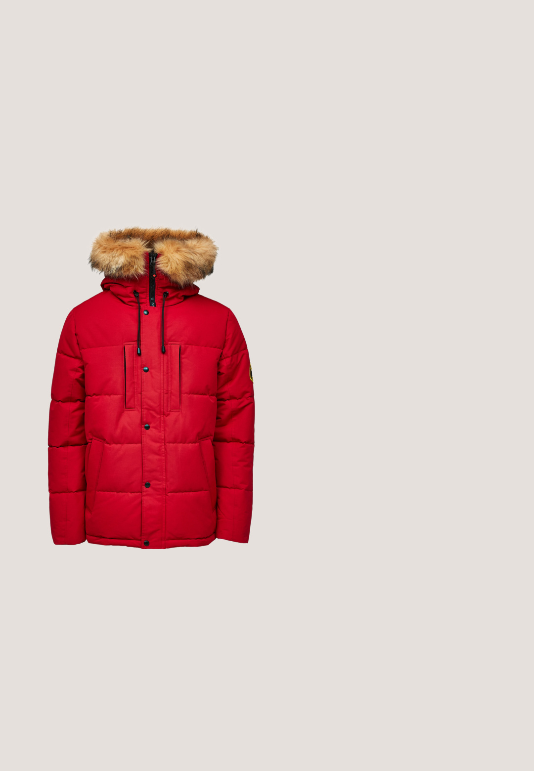 Rote Pufferjacke mit abnehmbarer, fellgefütterter Kapuze, Reißverschluss, zwei Fronttaschen und einem Logopatch auf dem linken Ärmel. Strukturiertes Material.; Schwarzer Hoodie aus Baumwollmischung, mit einer vorderen Kängurutasche, einer Kapuze mit Zugband und einem dezenten Logodesign auf der Brust.; Grün-schwarz kariertes Hemd mit langen Ärmeln, Knopfleiste und klassischem Kragen. Hergestellt aus leichtem Stoff mit glatter Textur.; Jack & Jones JJICHRIS JJORIGINAL  - Jeans Relaxed Fit - blue denim; Schwarze Leder- und Wildleder-Herren-Stiefelette mit Schnürung, gepolstertem Kragen, robuster Sohle und dezenter Trikolore-Applikation an der Ferse.; Blauer Canvas-Einkaufstasche mit Vordertasche und roter "O.N.S" Stickerei, ausgestattet mit zwei Griffen und einem verstellbaren Schulterriemen.