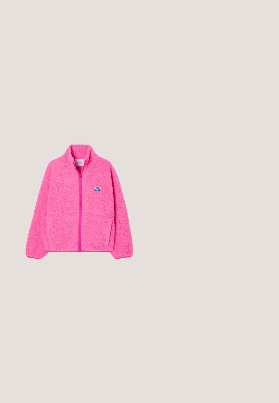 Rosa Fleecejacke mit hohem Kragen, durchgehendem Reißverschluss, zwei Fronttaschen und einem kleinen Markenpatch auf der linken Brust. Strukturiertes Material.; Pinkes T-Shirt mit bunten 80er- und 90er-Jahre-Symbolen, darunter eine Schallplatte, Boombox, High Heel, Skateboard, Zauberwürfel, Rollschuh, Kassette und Mikrofon.; Helle rosa Jogginghose mit weitem BeinDesign, elastischem Bund, Seitentaschen und verstellbaren Kordeln an den Knöchelbündchen.; Rosa Wildleder-Plattform-Sneaker mit roten Akzenten und drei Streifen, ausgestattet mit einer dicken, transparenten Gummisohle, kombiniert mit schwarzen Hosen.; Helles pinkes Juicy Couture Handtasche und passende kleine Tasche mit silbernem Logo-Schriftzug vor hellem, einfarbigem Hintergrund.; Goldene Creolen mit abgerundeter Form, verziert mit pinken Stein-Akzenten und einer strukturierten Oberfläche, gesichert durch einen Stecker und einen Rückenverschluss.