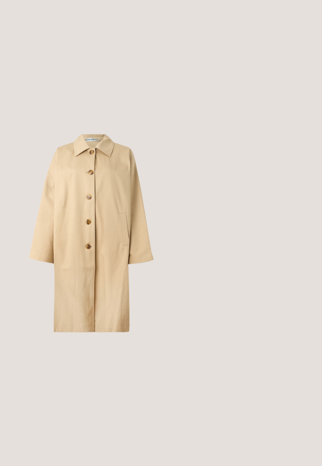 Beige puuvillane trench coat sirge lõikega, suur krae, neli pruuni nööpi ja küljetaskud. Sile tekstuur ja minimalistik disain.; Roksanda WASHED SILK SATIN MIRAL DRESS - Kokteilikleit/peokleit - mustard; Beež lakknahast terava nina ja madala kassi-kontsaga slingback-king, millel on elastne rihm ja peen bränding.; Pruunide gradientidega päikeseprillid ruudukujulise raamiga. Omavad kuldseid aktsente ja logo käe peal. Poolläbipaistev materjal loob kaasaegse ilme.; Struktureeritud käekott satiinpinnaga, kreemikas värv, lühem kett-õlarihmaga. Omab ühtlast, siledat tekstuuri ja puhtaid õmblusi.; Kuldne käevõru lillemassiivide ja helesiniste kivide, selgete kristallide ning turvalise sulgemisega.