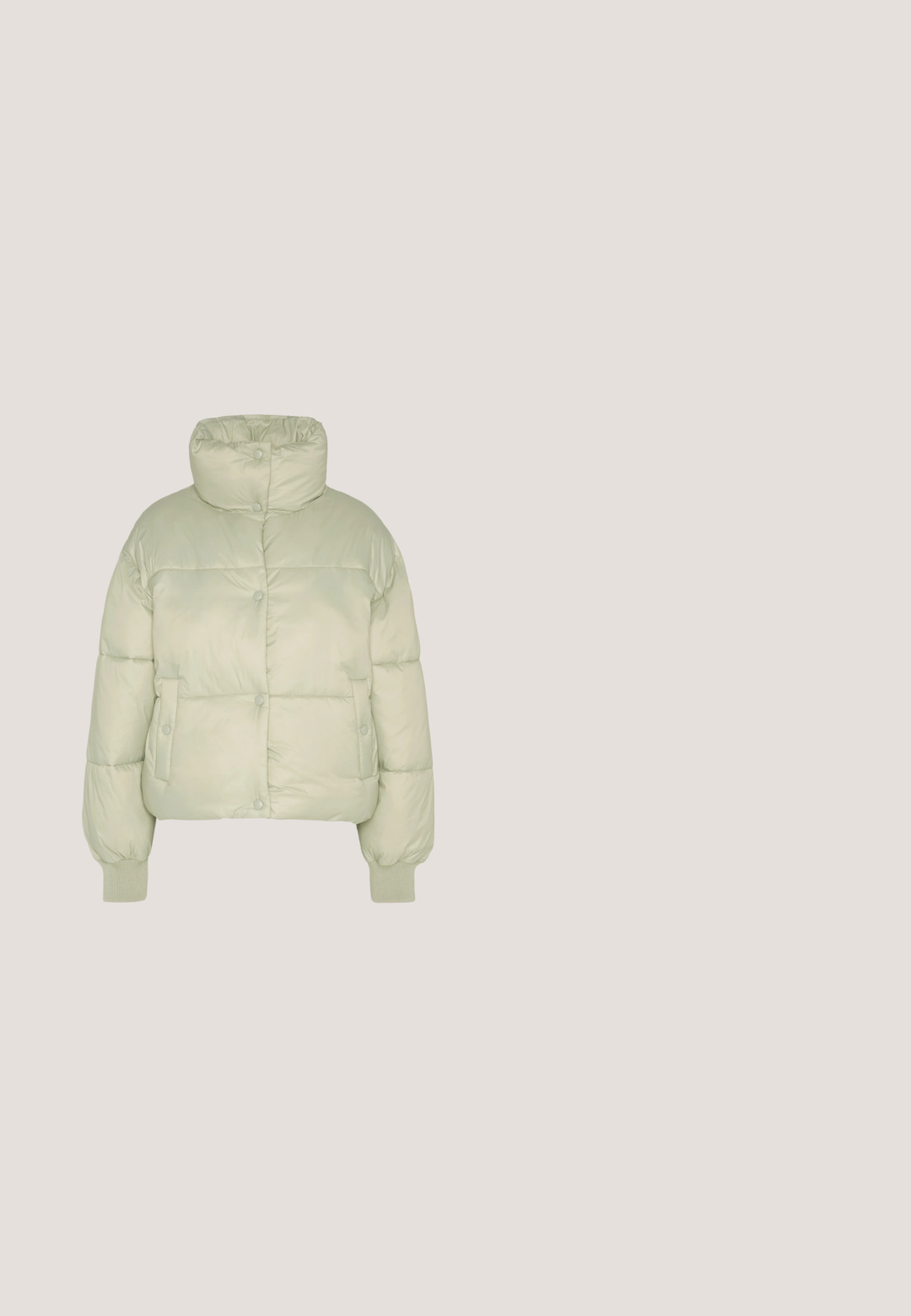 American Eagle CROPPED PUFFER - Winterjacke - faded olive; Cremefarbener Pullover mit langen Ärmeln, rundem Halsausschnitt und Bindeband vorne an der Taille, gefertigt aus weichem Alpaka-Mischgewebe.; Dunkelbraune, weit geschnittene Hosen mit dünnen vertikalen Nadelstreifen, Gürtelschlaufen und einem Frontreißverschluss.; Braune Wildleder Chelsea-Stiefel mit einem stabilen schwarzen Absatz, ausgestattet mit elastischen Seitenteilen und einer glatten, strukturierten Oberfläche.; Olivgrüne Handtasche aus Kunstleder mit einem goldenen Kettenriemen, ausgestattet mit einem Magnetverschluss und einem Teddy-Charme als Detail. Glatte Textur.; Goldene Armbandkette mit ineinander greifenden Gliedern, versehen mit einem sechseckigen Anhänger und einem kleinen eingearbeiteten Steindetail für zusätzlichen Charme.