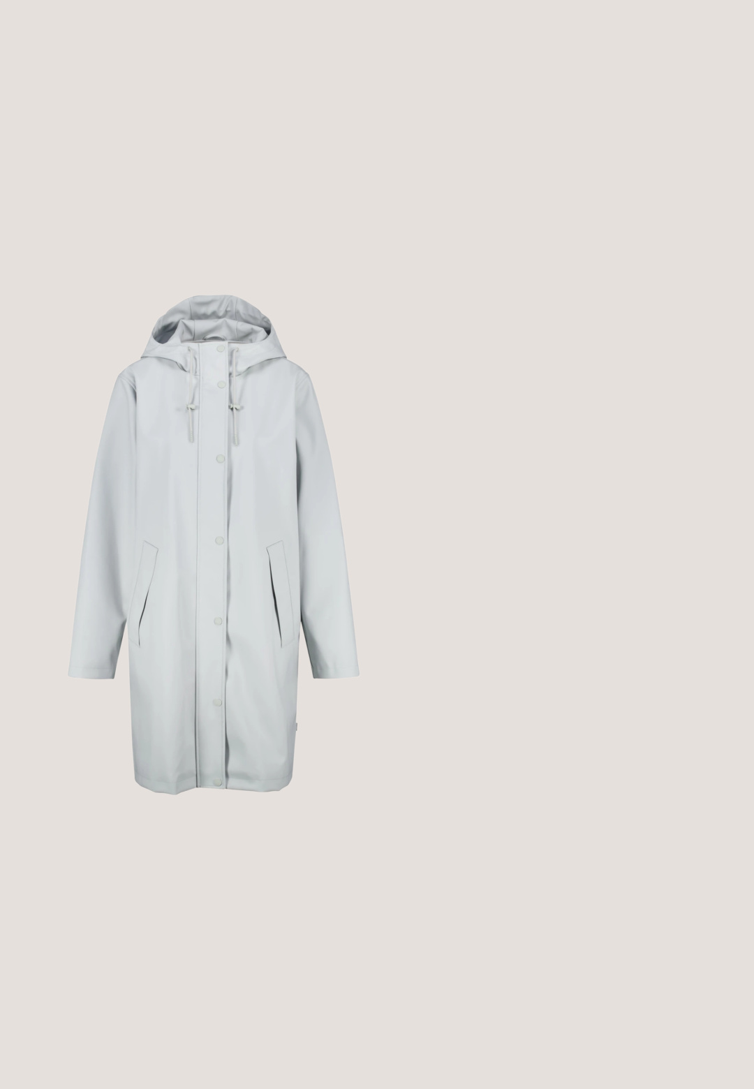 Lichtgrijze regenjas van waterdicht materiaal, met een capuchon, drukknoopsluitingen en twee zijzakken, met een relaxed fit en lange mouwen.; Crèmekleurige ribgebreide top met korte mouwen, subtiele verticale patronen, een ronde halslijn en gerimpelde randen aan mouwen en zoom.; Grijze denim broek met een rechte snit, voorzien van contrasterende stiksels en een klassiek ritssluiting. Vijf-pocket stijl met subtiele vervaging.; Grijze suède enkelboots met een zachte binnenvoering, minimale stitching en een gegoten rubberen zool. Voorzien van een trekband aan de achterkant.; Lichtgrijze leren schoudertas met een rechthoekige vorm, gladde textuur, een enkele verstelbare riem en decoratieve kwastjes aan de zijkanten.; Zilveren schak bracelet met afwisselend gladde en gestructureerde schakels, voorzien van een karabijnsluiting en een verstelbare verlengketing voor maat.