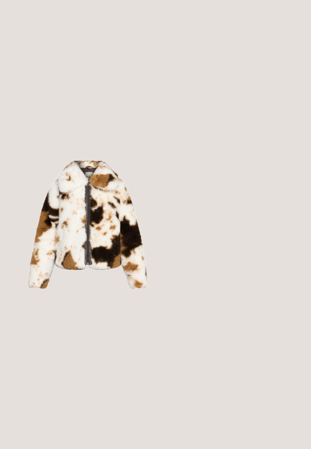 Kunstpelzjacke mit braun-schwarz-weißem Kuhfleckenmuster und einem Reißverschluss vorne.; Beiger Sherpa-Fleece-Pullover mit schwarz unregelmäßigem Leopardenmuster, hohem Kragen, halbem Reißverschluss, langen Ärmeln und vorne angesetzter Tasche.; Leopardenmuster Kurzarm-Crop-Top mit rundem Ausschnitt und dem Logo "TRUE RELIGION" in metallischen Verzierungen. Braune und schwarze Farben.; Schlaghosen mit einem Leopardenmuster in Schwarz- und Brauntönen, gerippter Textur und hohem Taillendesign.; Massiver schwarz-brauner Plateau-Sneaker mit Leopardenprint, dicker gerillter Sohle und Schnürfront.; Weiche dreieckige Handtasche aus braun-schwarz gemustertem Leopardenstoff mit gerafftem Griff und einer kleinen goldfarbenen Markenplakette an der Basis.