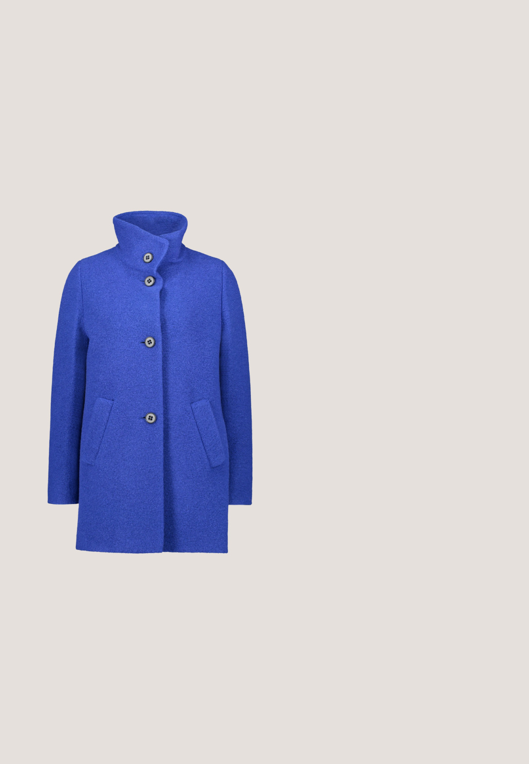 Manteau en laine bleu avec un col haut, quatre boutons et deux poches latérales. Le tissu a une finition texturée et un ajustement cintré.; Pull-over tricot navy avec un col blanc et un large décolleté en V. Il possède des manches longues et une coupe décontractée, confectionné dans un matériau doux.; Jupe maxi plissée noire avec une taille texturée et un subtil détail métallique. Fabriquée en tissu léger pour faciliter les mouvements.; Gooce Bottes de neige - blue; Sac à main matelassé bleu foncé avec des sangles en chaîne dorée et un rabat avant embossé du logo "19 V 69 Italia" en lettres dorées.; Bague en or avec un design entrelacé, ornée de petites pierres noires le long des bords. Marquée "925" à l'intérieur pour l'argent sterling.