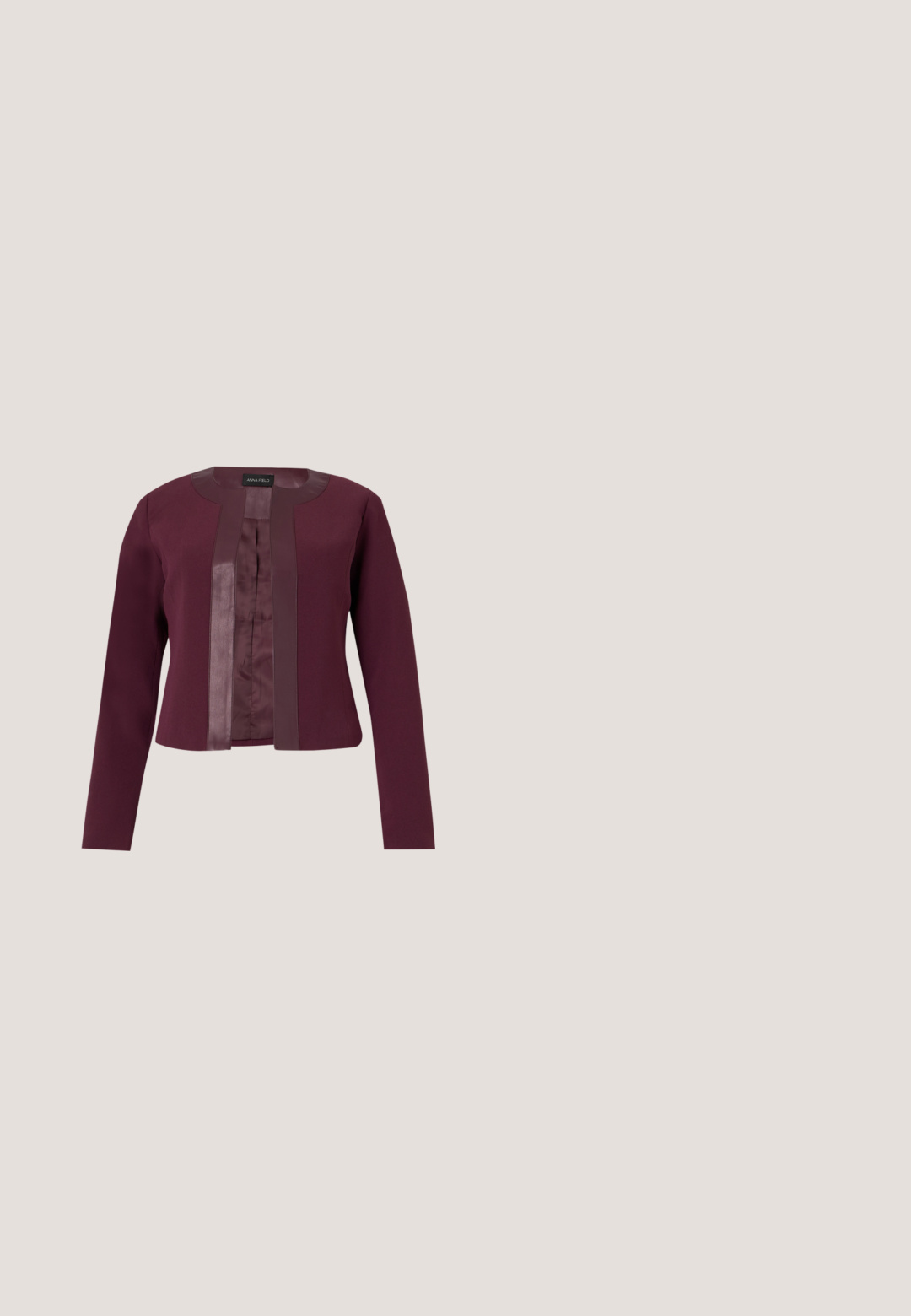 Veste courte bordeaux à manches longues, devant ouvert et finition satinée le long du col et des bords avant. Aucun bouton ni fermeture visible.; Blouse sans manches bordeaux foncé avec col montant, ouverture en forme de goutte devant et détail de tissu superposé drapé.; Jupe crayon en simili cuir bourgogne avec une fente sur le côté, texture lisse et détails de couture, présentant une silhouette ajustée et une coupe à la longueur des genoux.; Chaussure à talon haut slingback en cuir et daim noir et marron foncé, avec un bout pointu et un talon aiguille fin sur fond blanc.; Pochette rouge foncé brillante de style enveloppe avec bordure dorée le long du bord du rabat sur un fond clair uni.; Boucles d'oreilles pendantes avec perles rondes violet foncé, ovales texturées, dorées et irrégulières brun foncé ressemblant à des pierres, empilées verticalement.