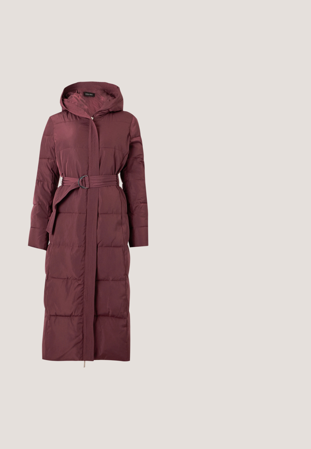 Langer gepolsterter dunkel mauve Mantel mit Kapuze, durchgehendem Frontreißverschluss und tailliertem Gürtel mit Metallring-Schließe.; Burgunderfarbener Strickpullover mit hohem Kragen, ausgestattet mit einem halben Reißverschluss und einem runden Ziehband, geripptem Material und langen, enganliegenden Ärmeln.; Schwarze weite Jeans aus Denim. Mit Knopfverschluss, Gürtelschlaufen und zwei vorderen Taschen. Subtile Textur sichtbar auf dem Stoff.; Glänzende schwarze Knöchelstiefel mit klobigem Blockabsatz und runder Zehenpartie, Obermaterial aus glattem Leder mit dezenten Nähdetails.; Burgunderfarbene Ledertasche mit geschwungener Form, doppelten Tragegriffen, Reißverschlussverschluss und dezenten Steppdetails. Glatte, hochglänzende Oberfläche.; Dunkellila Harzohrringe in Form von Mondsicheln, mit silbernen Metallakzenten und klaren Kunststoffrückseiten für sicheren Halt.