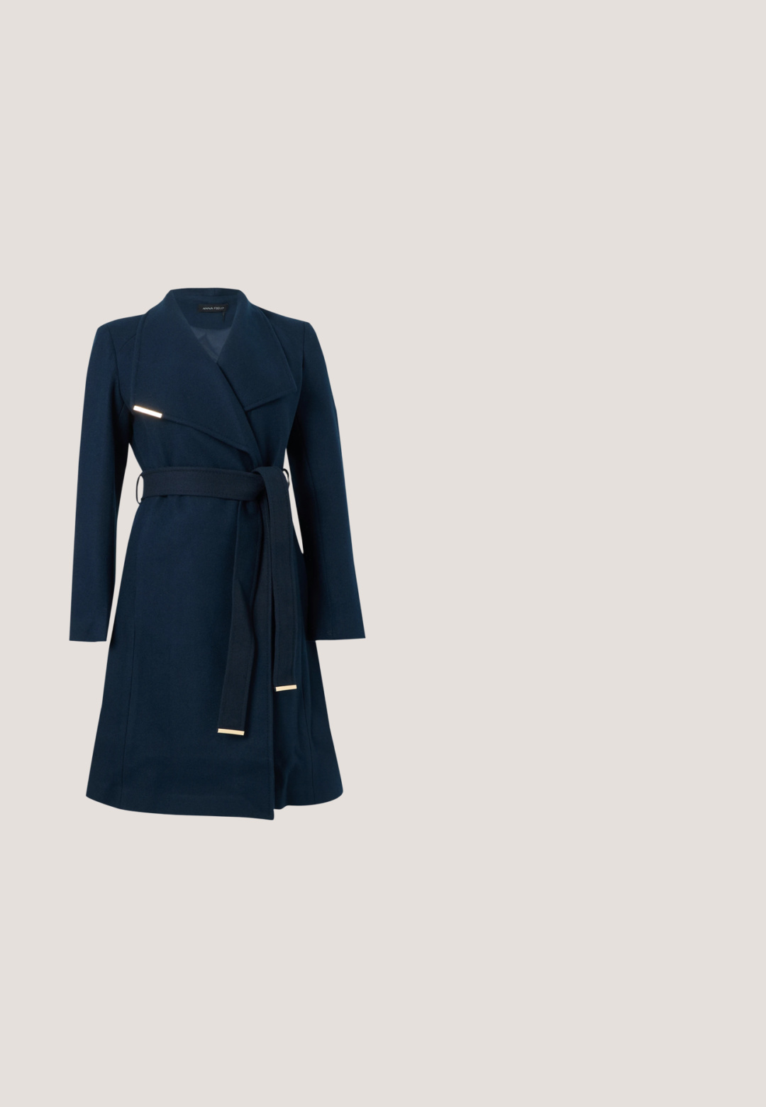 Marineblauwe lange jas met brede revers, ceintuur in de taille en lange mouwen, weergegeven op een eenvoudige lichte achtergrond.; Donkergroene jurk tot op de knie met korte pofmouwen en een geplooid voorpand dat vastzit met een kleine gouden gesp.; Zwarte suède plateauhakken met een dikke blokhak, ronde neus en enkelbandje dat is beveiligd met een metalen gesp. Zachte textuur overal.; Zwarte oversized vierkante zonnebril met grijs verlopende lenzen en het ALDO-logo in goud op de pootjes, tentoongesteld op een wit oppervlak.; Zwarte handtas met ronde handvatten met gouden accenten en een decoratieve goudzwarte ketting aan de voorkant tegen een effen lichte achtergrond.; Goudkleurige druppeloorbellen met cirkelvormige ontwerpen, een heldere druppelvormige steen en versierd met fonkelende strass-steentjes.