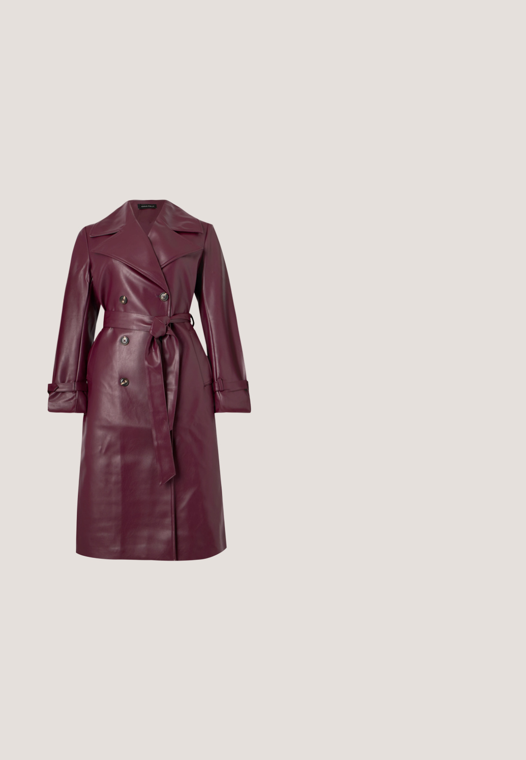Lange bordeauxrode leren trenchcoat met brede revers, dubbele knopen, ceintuur in de taille en riempjes aan de manchetten van de lange mouwen.; Langarm jurk met een veelkleurig abstract patroon in rood, zwart en blauw. Soepele stof met een ronde halslijn en rechte snit.; Bordeaux lakleren hoge hak met puntige neus, slingback bandje en drie verstelbare gouden gespen, zijaanzicht.; Donkerpaarse oversized vierkante zonnebril met gradient glazen en Vogue-logo in de bovenhoek en op de pootjes, geplaatst op een witte ondergrond.; Kleine glanzende bordeauxrode handtas met een bovenhandvat en een afneembare schouderriem, weergegeven tegen een eenvoudige lichte achtergrond.; Oorbellen met goudkleurige afwerking, rode gemarmerde kralen en gestructureerde ringen. Bevat twee stijlen: gebogen ontwerpen en een kralenaccent, allemaal met een glanzende afwerking.