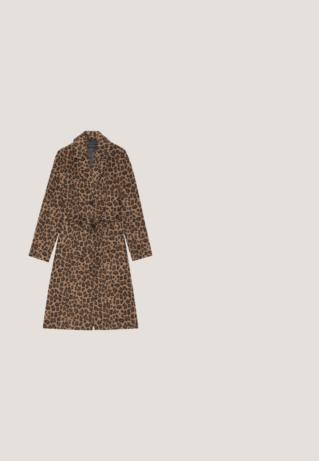Manteau imprimé léopard avec des manches longues, une taille ceinturée, deux poches avant et un col, dans des nuances de marron et de noir sur un fond beige.; Robe en maille bordeaux à manches longues et col montant avec une jupe évasée, présentée sur un fond blanc.; Escarpin en daim gris à talon haut avec un bout pointu et une silhouette épurée. Présente une finition lisse et un talon étroit pour un look moderne.; Lunettes de soleil en écaille de tortue avec une forme de papillon, verres dégradés bruns et accents dorés à l'avant, présentant des branches fines avec une finition brillante.; Sac à main en daim marron avec une seule poignée supérieure, fermeture à rabat et fermoir à verrou doré sur un fond clair uni.; Boucles d'oreilles dorées au design de feuille torsadée, ornées de petits pierres scintillantes, et maintenues par un fermoir à tige.