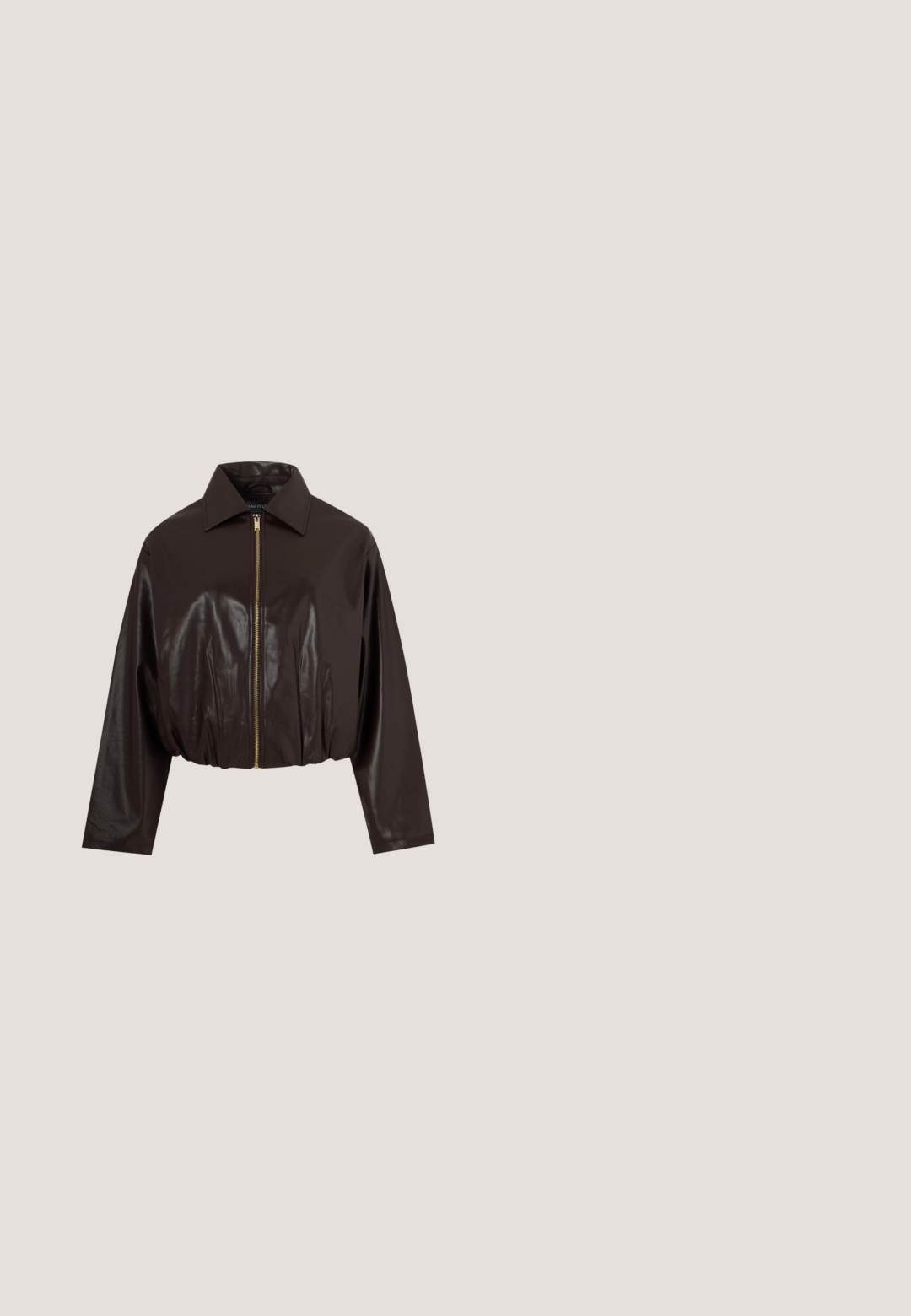 Veste courte en similicuir marron foncé avec manches longues, col pointu et fermeture éclair dorée à l'avant sur un fond uni.; Blouse bordeaux avec de longues manches bouffantes, un col froncé et une fermeture à boutons. Tissu doux et léger avec une texture lisse.; Pantalon droit bordeaux avec une texture lisse, présentant un devant plat et sans poches visibles. Coupe ajustée avec une coupe classique.; Escarpin femme en cuir verni bordeaux foncé avec bout pointu et petit talon kitten sur fond clair uni.; Sac à main bordeaux en matériau brillant, de forme rectangulaire, avec deux anses et des accents légèrement courbés à l'avant.; Collier délicat à double chaîne en or avec de petites perles blanches espacées régulièrement sur un fond clair uni.