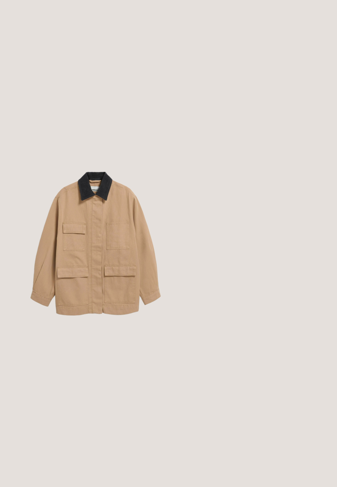 Beige Arbeitsjacke mit schwarzem Kragen, vier Fronttaschen, langen Ärmeln und geradem Schnitt. Hergestellt aus strapazierfähigem Stoff mit strukturierter Oberfläche.; Olivgrüne Corduroy-Overalls mit weitem Bein, verstellbaren Trägern und einer strukturierten Oberfläche. Einfaches Design, keine sichtbaren Muster oder Beschläge.; BIMBA Y LOLA DEPORTIVA 13 29  - Sneaker low - amarillo claro; Sonnenbrille im Katzenaugenstil mit Schildpatt-Muster, braunen Gläsern und kleinen Kristallen entlang der Bügel und Rahmenkanten.; Hellbeige wiederverwendbare Tragetasche mit bunten, meeres- und lebensmittelbezogenen Kritzeleien, darunter Krebs, Muscheln, Erdbeere, Zitronenscheibe und Bänder.; Verstellbare schwarze Kordelhalskette mit kleinen gelben und weißen Perlen und sieben gleichmäßig verteilten goldenen Blumenanhängern.