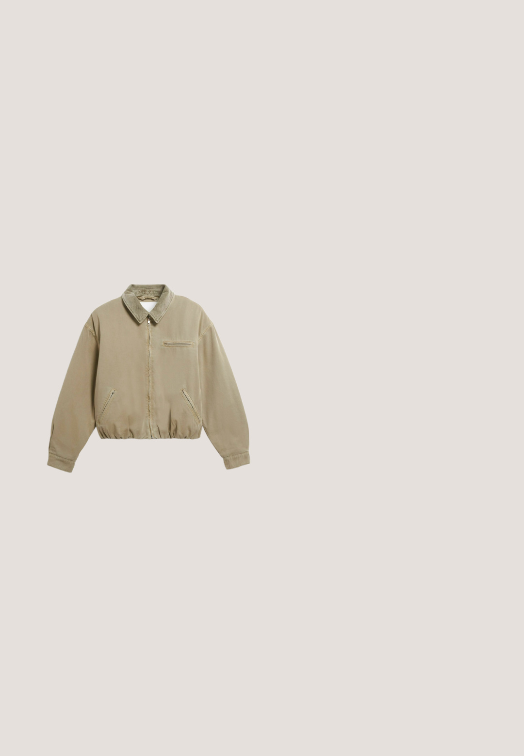 Veste beige zippée avec col en velours côtelé, ourlet élastique, manches longues et trois poches zippées à l'avant sur fond blanc.; Cardigan bordeaux à manches longues avec boutons, col en V et poignets côtelés, présenté à plat sur fond blanc.; Chemise à manches longues avec des rayures horizontales bordeaux et rose clair et un col rond, posée à plat sur un fond blanc.; Jeans en denim bleu à jambes larges avec une taille haute, présentant un design classique à cinq poches et une ceinture texturée.; Baskets basses rouges avec logo rose clair et languette au talon, lacets beige et semelle en gomme, vues de profil sur fond blanc.; Sac seau en daim rouge foncé à texture douce avec une sangle d'épaule plate unique et une forme rectangulaire légèrement effilée.