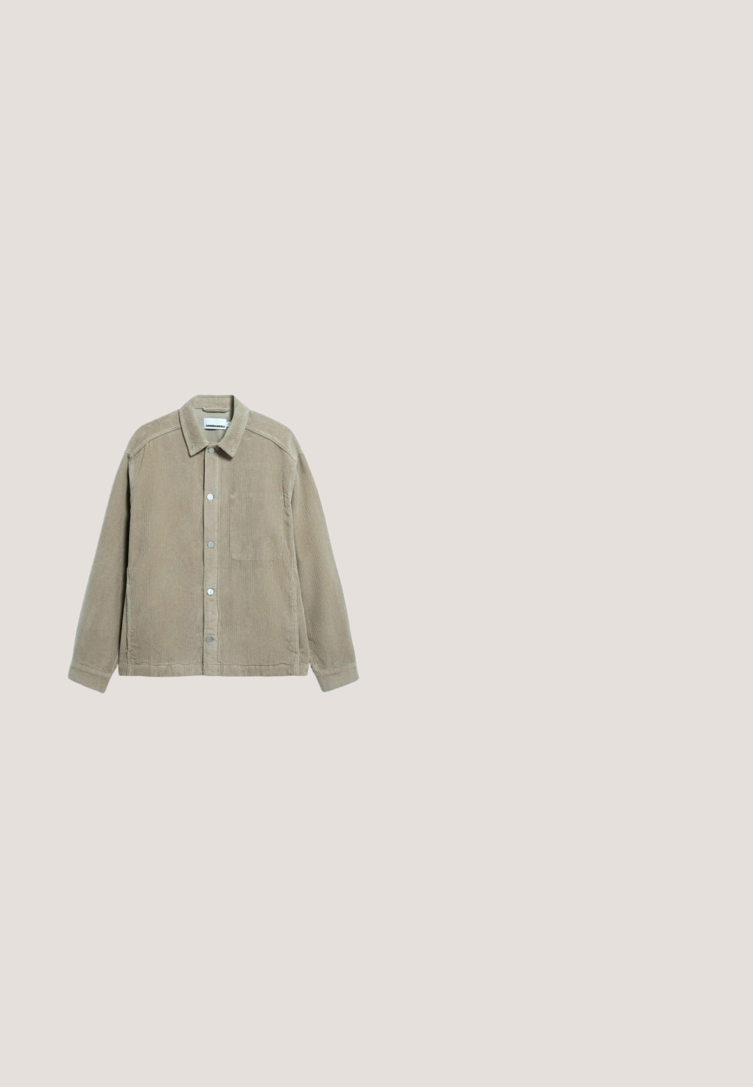 Beige Cordjacke zum Zumachen mit langen Ärmeln, Kragen und Brusttasche, flach auf weißem Hintergrund liegend.; Beige gestrickter Pullover mit einem strukturierten geometrischen Muster, Rundhalsausschnitt und langen Ärmeln. Verfügt über gerippte Bündchen und Saum.; Helle beige Baumwoll-T-Shirt mit kurzen Ärmeln, Rundhalsausschnitt und einem schlichten Design. Das Etikett an der unteren Seite zeigt den Markennamen.; Beige Kordhosen mit geradem Bein, Fronttaschen und Knopfverschluss. Texturiertes Material mit sichtbar gerippter Struktur.; Braune Wildleder-Stiefeletten mit runder Zehenform, minimalen Nähten und einer strukturierten, klobigen Gummisohle. Mit Schnürdesign und Fersenlasche.; Kleine zweifarbige braune Calvin Klein Umhängetasche mit Fronttasche und verstellbarem schwarzem Träger, mit CK-Logo und Markennamen.