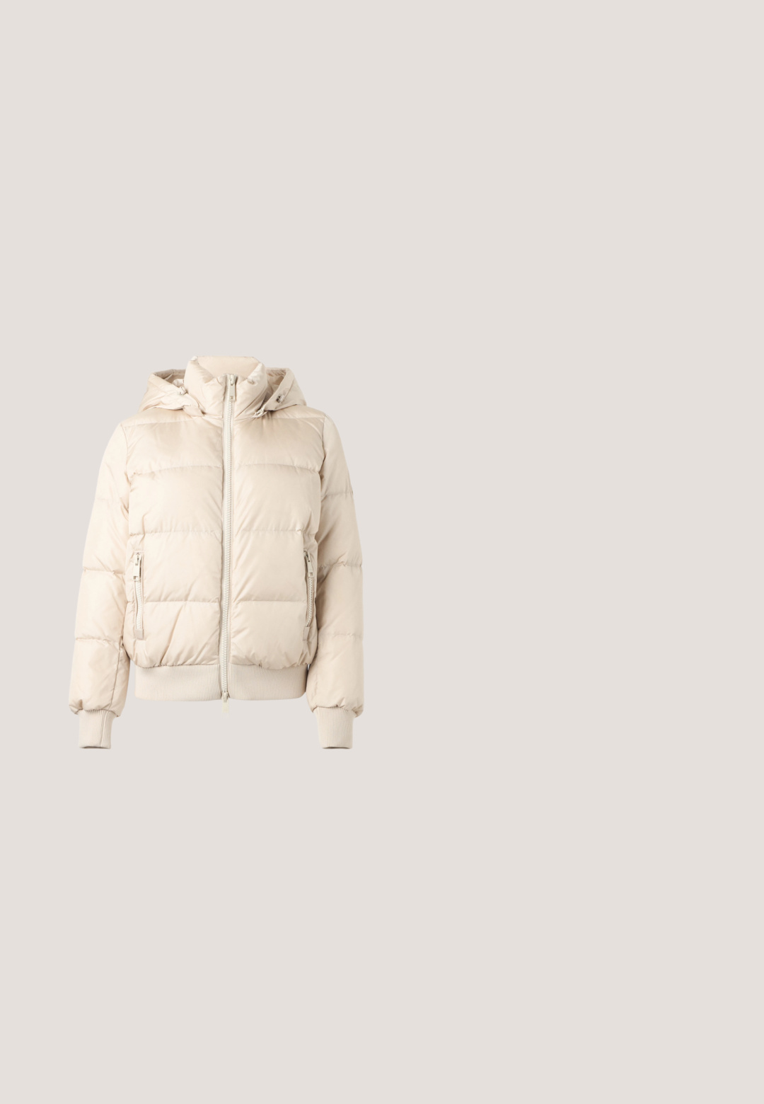 Doudoune beige clair avec capuche, fermeture éclair devant, poches latérales zippées, poignets et ourlet côtelés, présentée sur un fond uni.; Sweat-shirt rose clair à col rond avec poignets et bas côtelés, présentant un texte et un emblème "Armani Exchange" en relief sur le devant.; T-shirt beige à manches courtes avec de grandes lettres brillantes "A|X" et le texte "Armani Exchange" en dessous, sur le devant.; Pantalon beige clair à jambes larges avec des rayures zèbre abstraites blanches et une ceinture blanche fine avec une boucle dorée.; Baskets couleur crème avec une tige en cuir lisse, accents texturés, détails cousus et une semelle en caoutchouc épaisse. Dispose d'une petite chaîne décorative.; Sac à bandoulière en cuir beige avec bandoulière réglable, ferrures dorées et logo A|X Armani Exchange à l’avant.