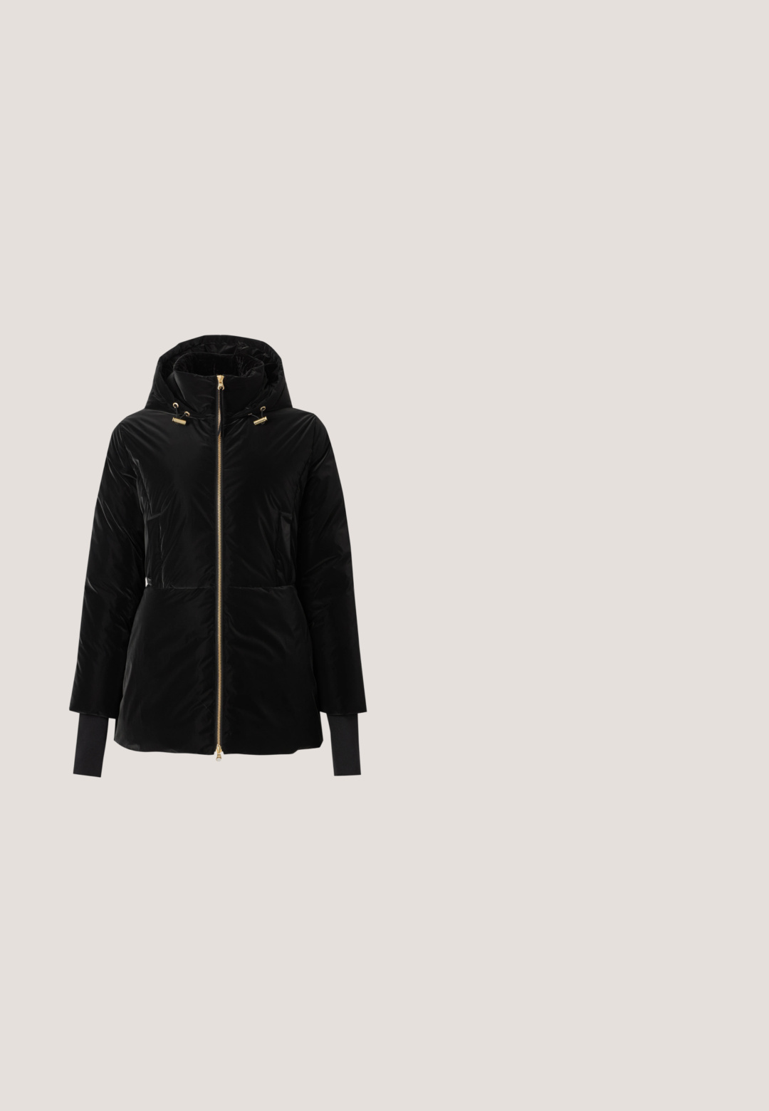 Veste matelassée noire avec capuche, fermeture éclair dorée, cordons de serrage et poignets intérieurs prolongés sur un fond clair uni.; Chemise noire à manches longues avec boutons, col pointu et poignets, présentée à plat avec l'étiquette de la marque "Aeron" visible à l'intérieur du col.; Pantalon large noir à taille haute, avec plis sur le devant, fentes latérales et fermeture par bouton doré.; Escarpins slingback en cuir noir avec bout pointu, design ajouré et bride ajustable ornée de ferrures métalliques.; Sac à main en cuir noir avec un design structuré, des poignées supérieures et une bandoulière amovible. Présente une plaque logo en ton argent et une texture lisse.; Boucles d'oreilles en or en forme de créole présentant un design nervuré avec de petites cristaux transparents le long du bord, créant une surface texturée et réfléchissante.
