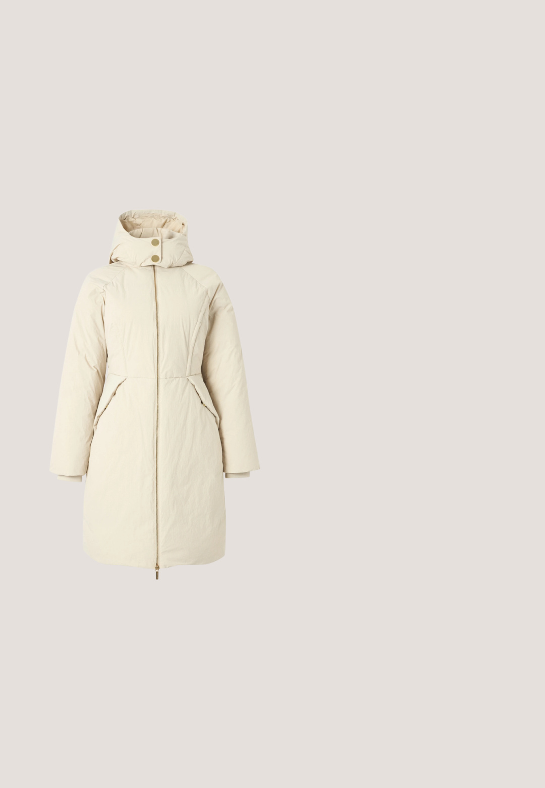 Lange winterjas in crèmekleur met capuchon, rits aan de voorkant, kraag met drukknopen en twee zijzakken tegen een effen lichtgrijze achtergrond.; Lichtroze katoenen t-shirt met korte mouwen, ronde hals, met een metallic zilveren "ACX ARMANI EXCHANGE" logo op de voorkant.; Lichtblauwe denim wijde jeans hebben een hoge taille, vijf zakken en iets verfraaide zoomranden, met een getextureerde, vervaagde afwerking.; Sport sneakers in beige en crème met een bovenwerk van gaas, een robuuste zool en opvallende merkidentificatie. Bevat zowel gladde als gestructureerde materialen.; Rechthoekige beige leren crossbodytas met zilveren rits, brede stoffen band met merknaam en het logo "Emporio Armani Milano 1981" aan de voorkant.; Twee glanzende gouden hoepel oorbellen in een gebogen ontwerp, met oranje accenten bij de oorpost, tegen een eenvoudige witte achtergrond.