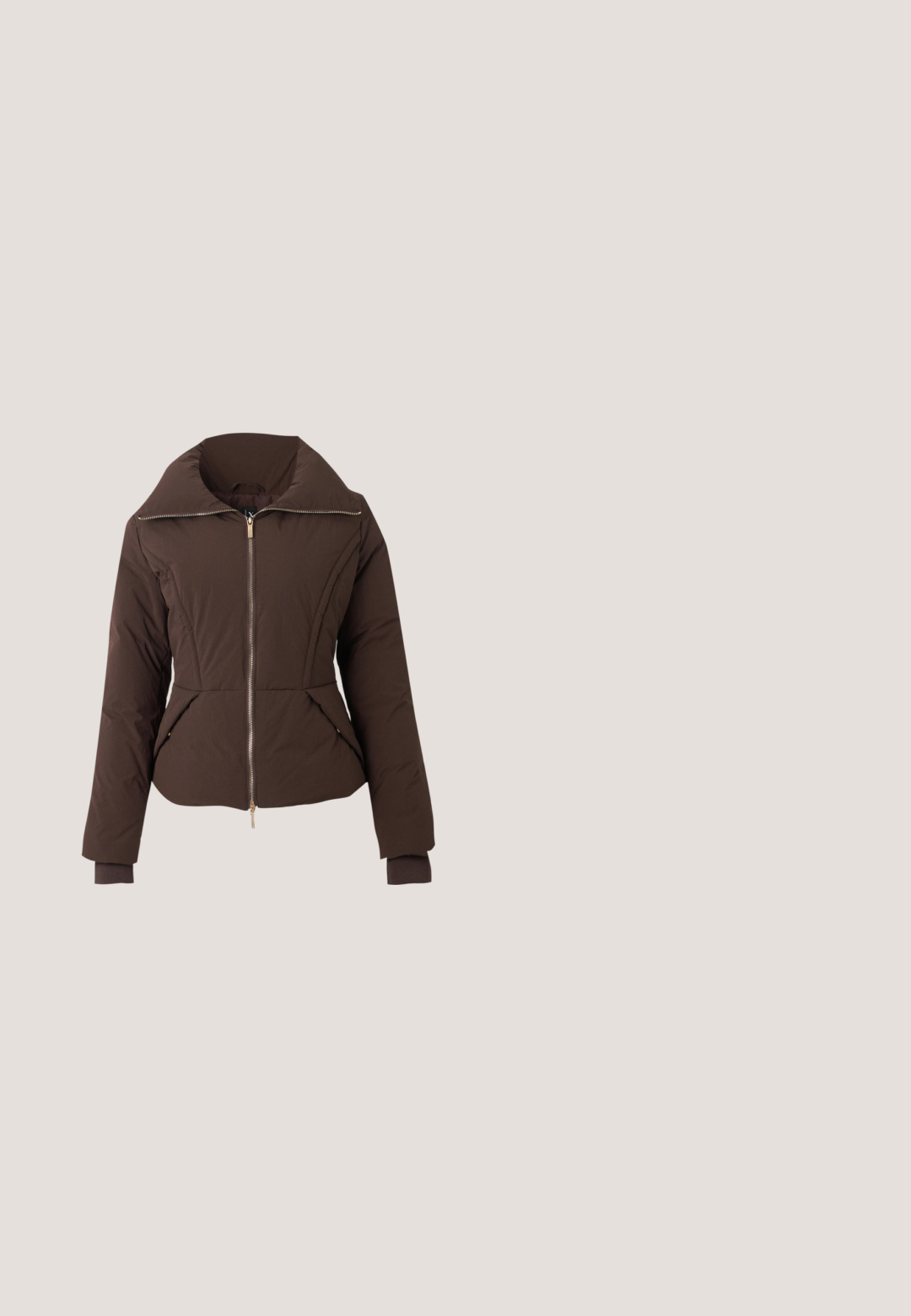 Donkerbruine gewatteerde jas met rits aan de voorkant, hoge kraag, twee voorzakken en aansluitende manchetten aan de lange mouwen.; Donkerbruine korte mouwen T-shirt met geel omlijnde tekst "ARMANI EXCHANGE" over de borst en een ronde hals.; Hoge taille flared jeans in middelblauw denim met een vervaagde afwerking. Heeft patchzakken en een knoopsluiting. Schoon zoom.; Bruin patroon hoge hakpomp met een spitse neus en slanke stilettohak op witte achtergrond.; Bruine draagtas met MK-monogram, twee handvatten, witte verticale streep, goudkleurig logo en een klein tasje aan het handvat.; Een paar kleine gouden oorbellen in de vorm van hoops met gladde ronde gouden balcharms die in het midden hangen, op een witte achtergrond.