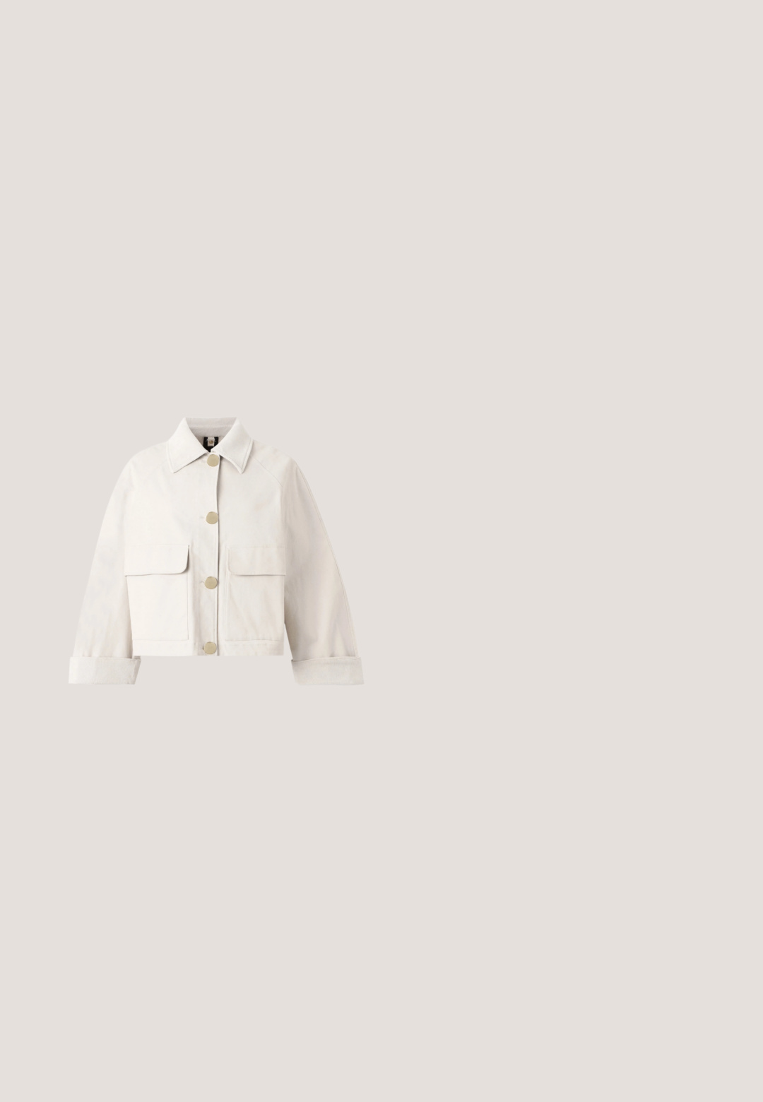 Chaqueta blanca corta con cuello, grandes bolsillos delanteros con solapa, puños remangados y cuatro botones redondos dorados en el centro.; Vestido blanco de manga corta con escote en V y tejido texturizado. Silueta acampanada con dobladillo a la altura de la rodilla y un sutil patrón arrugado.; Tacón slingback de charol nude con punta afilada, empeine abierto y un delgado tacón stiletto. Presenta un acento dorado circular en la correa.; Gafas de sol de tono marrón con un marco ámbar translúcido. Forma angular distintiva, patillas delgadas marrones y detalles sutiles del logo.; Vanessa Bruno MOON - Bolso de mano - indigo; Collar de cadena de cuerda retorcida dorada con nudo corredizo ajustable y dos cuentas similares a perlas en los extremos sobre un fondo blanco liso.