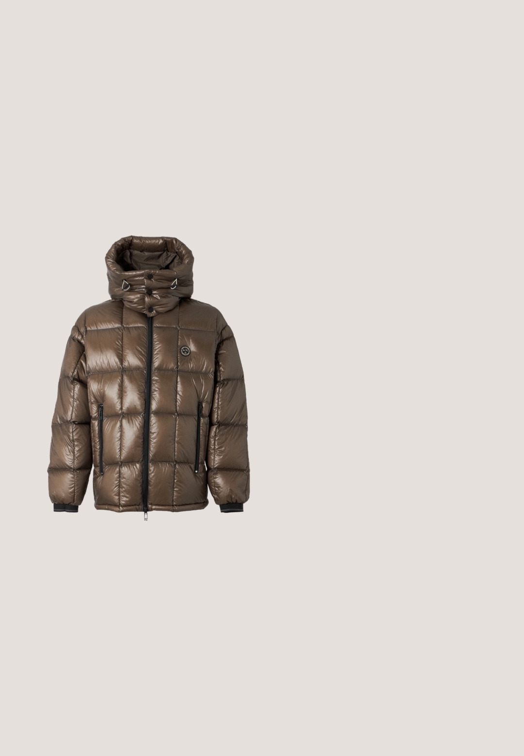 Veste matelassée marron brillante avec col montant, fermeture éclair noire et poches, poignets élastiques et petit logo rond sur la poitrine.; Pull en maille marron avec un col rond, des poignets et un ourlet côtelés. Présente un petit logo brodé sur la poitrine dans une couleur assortie.; T-shirt marron à manches courtes avec col en V rayé blanc et texte cursif blanc "Giorgio Armani Milano 1981" sur la poitrine.; Jean skinny en denim bleu foncé avec une texture délavée, design à cinq poches, fermeture à bouton en métal et détails de surpiqûres contrastants.; Baskets en daim marron avec une silhouette basse, un bout arrondi et une semelle en caoutchouc blanc. Elles présentent des lacets foncés et un logo discret sur le côté.; Pochette en cuir brun foncé texturé avec poche avant zippée et fermeture principale par zip, avec une anse en boucle pour le poignet.