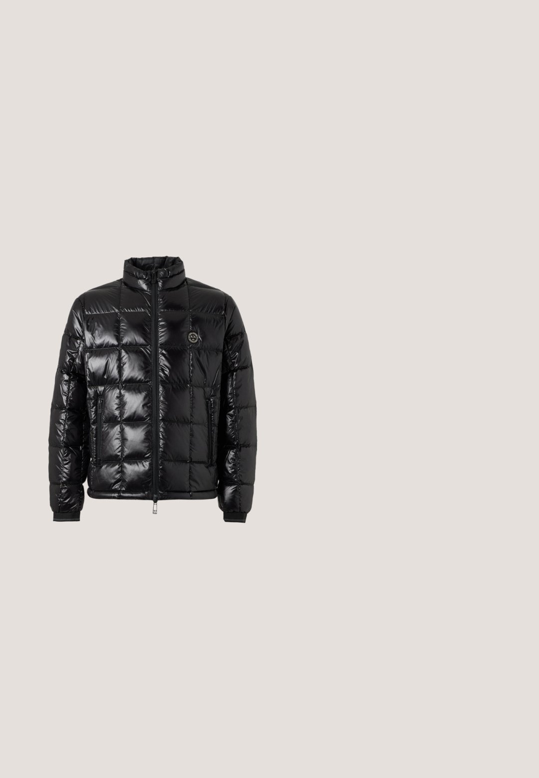 Sort skinnende quiltet dunjakke med høj krave, foran lynlås, lynlåslommer og et lille rundt logo på brystet.; Sort t-shirt med korte ærmer og rund hals med subtilt præget Emporio Armani-logo over brystet på en ensfarvet baggrund.; Sorte denim jeans med en tætsiddende pasform, der har falmede detaljer, fem lommer og lynlås. Glat tekstur og klassisk design.; Sort læder ankelstøvle med struktureret overflade, rund tå, snørebånd fortil og en svag hæl med gummisål.; Sorte solbriller med grå linser. Firkantet stel lavet af plast. Inkluderer logo-detalje på armen. Glat overflade, uden yderligere mønstre.; Sort rektangulær crossbody-taske med front lynlåslomme, justerbar rem og sølv rektangulært logo mærke på ensfarvet baggrund.