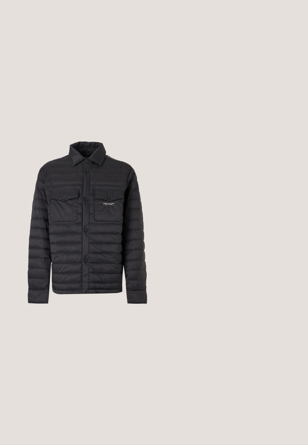 Veste matelassée noire avec fermeture complète à boutons sur le devant, deux poches poitrine à rabat et col, avec petit logo blanc Armani Exchange sur la poche droite.; Pull noir à manches longues avec col rond, poignets et ourlet côtelés, présenté sur un fond gris clair uni.; T-shirt noir avec texte blanc "Filling Pieces" sur la poitrine gauche et un petit graphique de personnes filmant une voiture jaune sur la poitrine droite.; Jean en denim bleu foncé coupe droite avec poches avant et arrière, coutures visibles et fermeture par bouton à la taille.; Bottine Chelsea en cuir noir avec panneaux élastiques sur les côtés, bout rond et semelle en caoutchouc texturé. Comprend un tirant à l'arrière.; Sac bandoulière noir texturé avec une fermeture à rabat et un petit logo en métal sur le devant, présenté sur un fond uni.