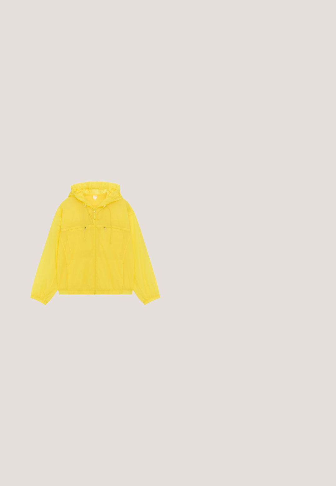Gele lichtgewicht jas met capuchon, voorzien van een ritssluiting aan de voorkant, trekkoorden en met rits afsluitbare borstzakken, plat liggend weergegeven op een witte achtergrond.; Lichtgele sport-T-shirt met korte mouwen, met ronde hals en klein grijs New Balance-logo op de linkerborst.; Lichtgroene sportshorts met een elastische tailleband en kleine perforaties voor ademend vermogen, met een klein reflecterend logo vlak bij de zoom.; Een paar lichtblauwe en witte New Balance hardloopschoenen met felgele zolen, schuin naar rechts op een witte achtergrond.; Roxy Zonnebril - blue; Lichtgroene en witte geruite draagtas met een klein roze hartje in het midden en zachte stoffen handvatten.