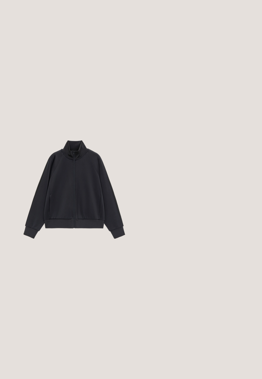 Zwarte lange mouwen jas met rits, hoge kraag en zijzakken, plat gelegd op een witte achtergrond.; Zwart langemouwen t-shirt van katoen met een ronde hals, rechte zoom en zonder zichtbare patronen of accenten. Fijne textuur.; Zwarte wijde broek met elastische tailleband en trekkoord, gemaakt van glad, licht glanzend stof.; Zwarte instapsandalen van glad materiaal, met een open teen en een brede bovenband, geplaatst tegen donkere denimspijkerbroeken met een rechte pasvorm.; Zwarte geweven tote bag met gladde leren handvatten en een rechthoekige vorm, gestructureerd oppervlak met een kruislings patroon.; Fijne zilveren ketting met gelijkmatig verdeelde kleine ronde kralen en een rond merkbedel dichtbij de karabijnsluiting en het verlengstuk.